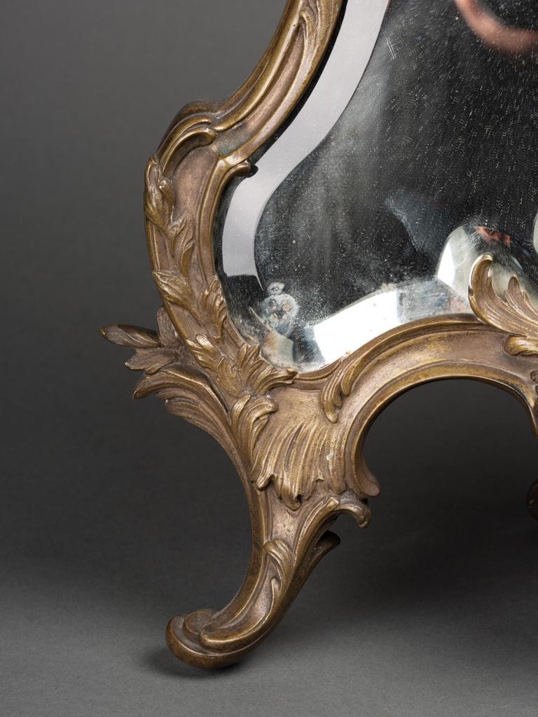 Patiné Grand miroir en bronze patiné du XIXe siècle avec décor de dauphins en vente