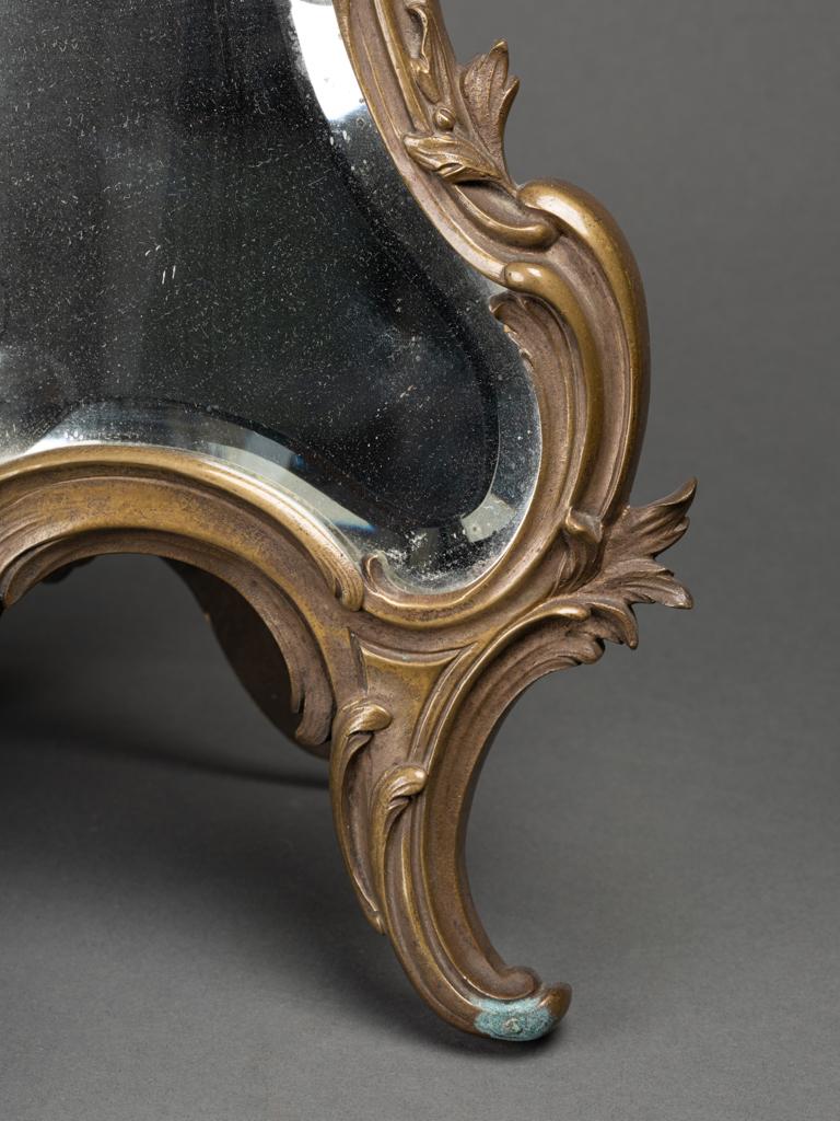 Fin du XIXe siècle Grand miroir en bronze patiné du XIXe siècle avec décor de dauphins en vente