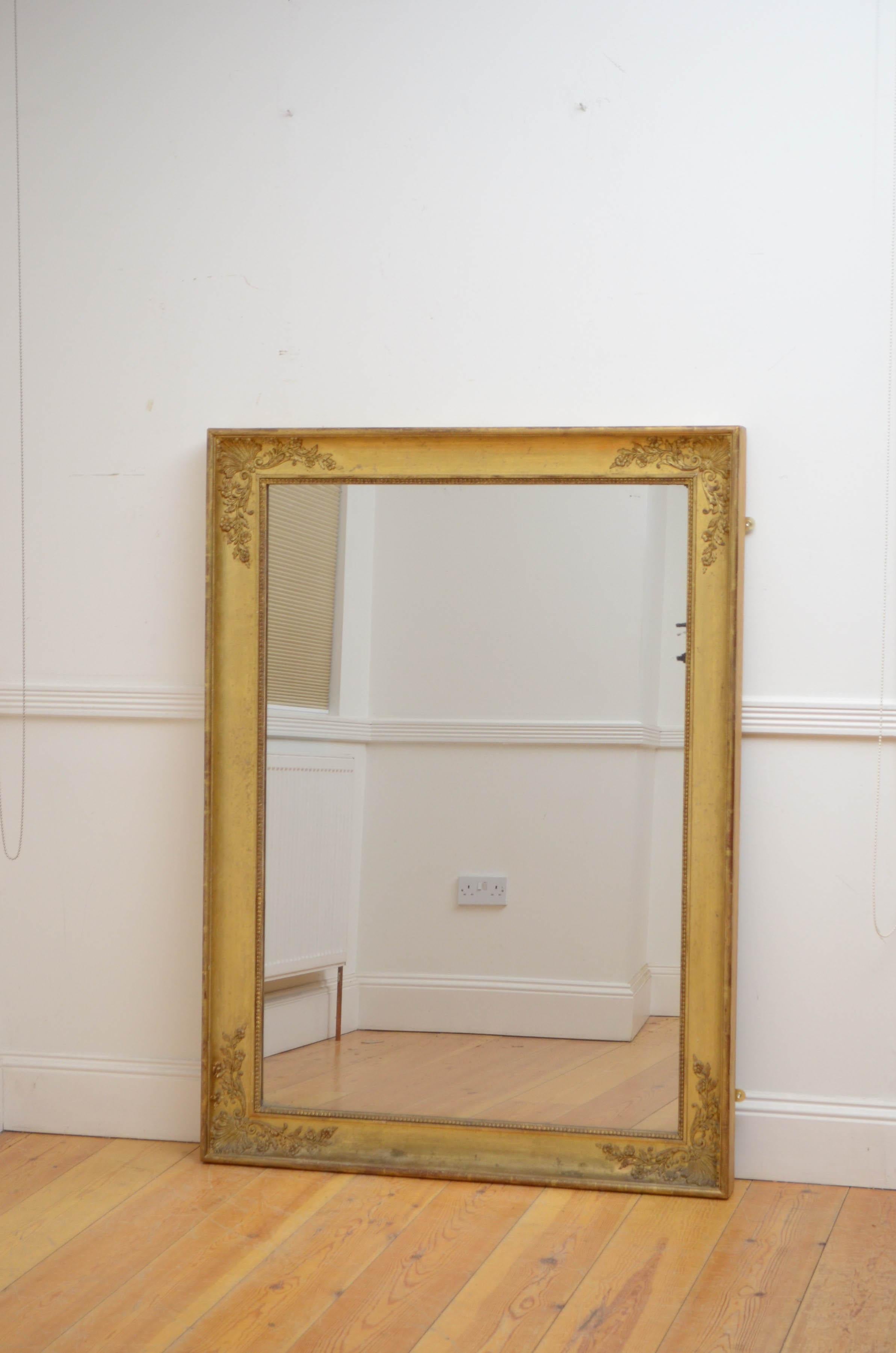 Sn5105 Elegante specchiera dorata del XIX secolo, versatile, che può essere posizionata in orizzontale o in verticale, con vetro originale con alcuni segni di foxing e cornice in legno dorato con decorazioni floreali ad ogni angolo. Questo specchio