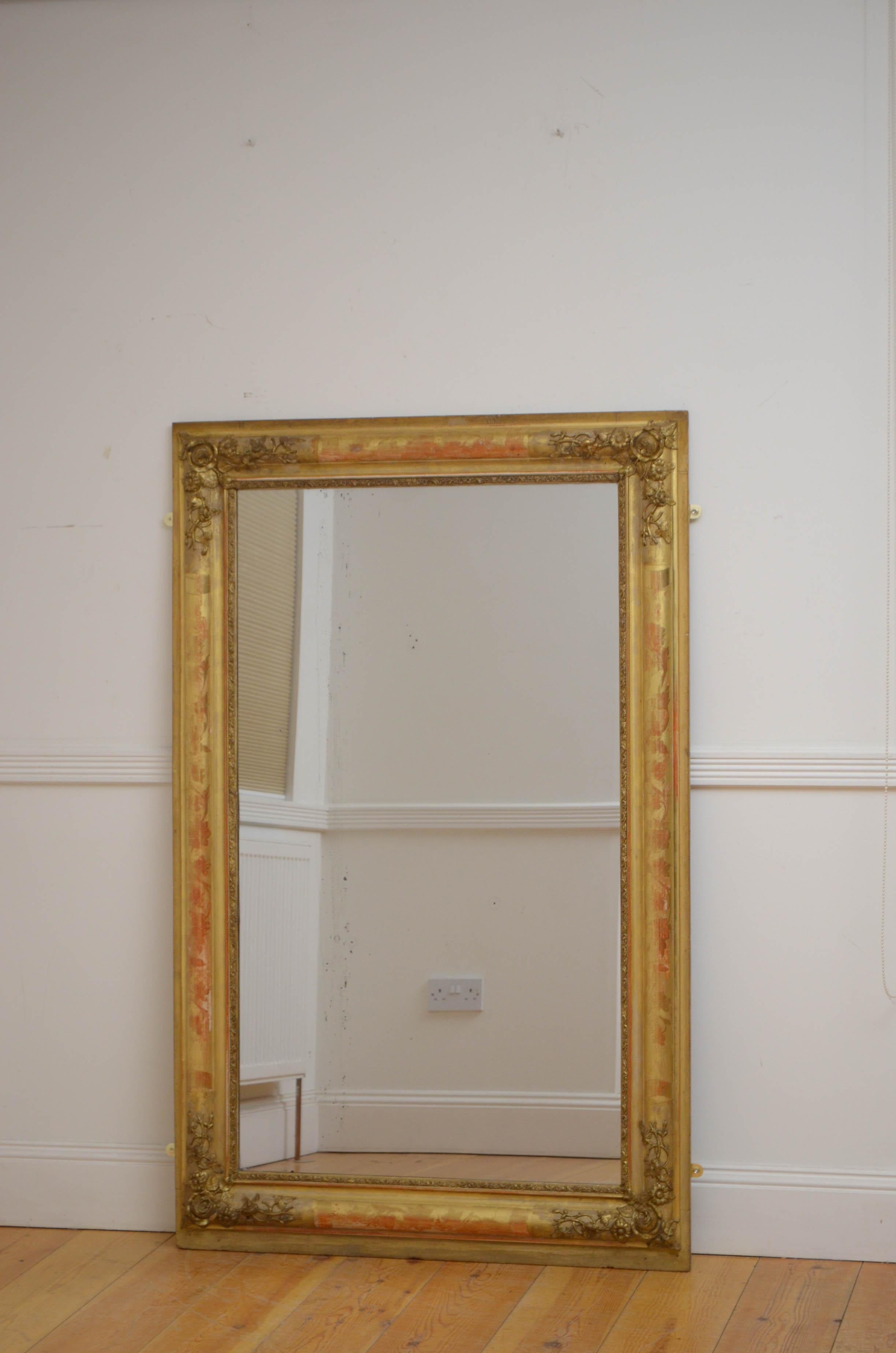 Sn5144 Großer französischer vergoldeter Wandspiegel mit Originalglas und einigen Mängeln in einem vergoldeten Rahmen mit Blumenverzierung in den Ecken. Dieser antike Spiegel bewahrt sein ursprüngliches Glas, die ursprüngliche Vergoldung und die