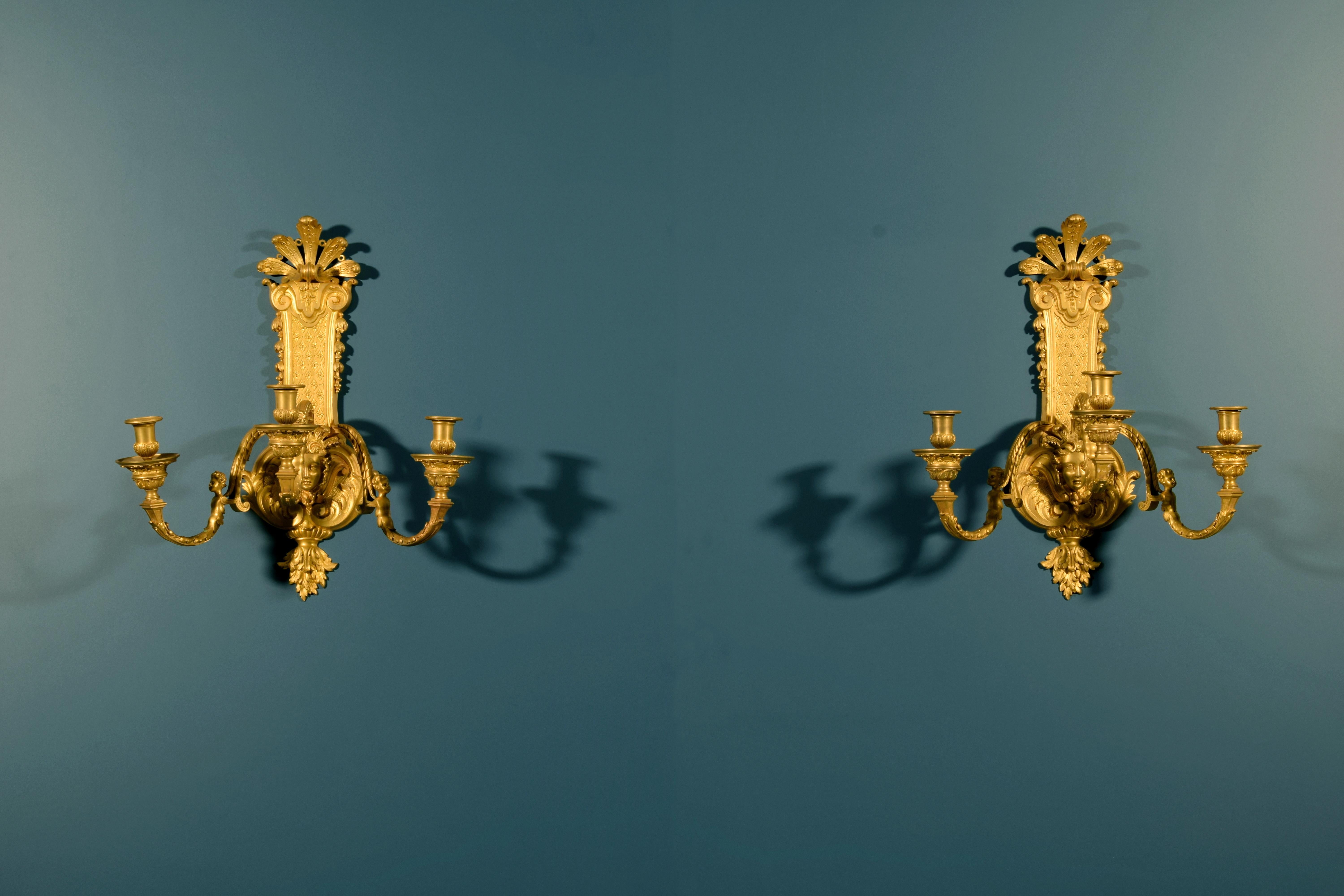 Paire d'appliques françaises de style Régence en bronze doré du XIXe siècle
Cette ravissante paire d'appliques en bronze doré a été fabriquée en France vers la fin du XIXe siècle dans le style Regency. Finement ciselés, ils se composent d'une partie
