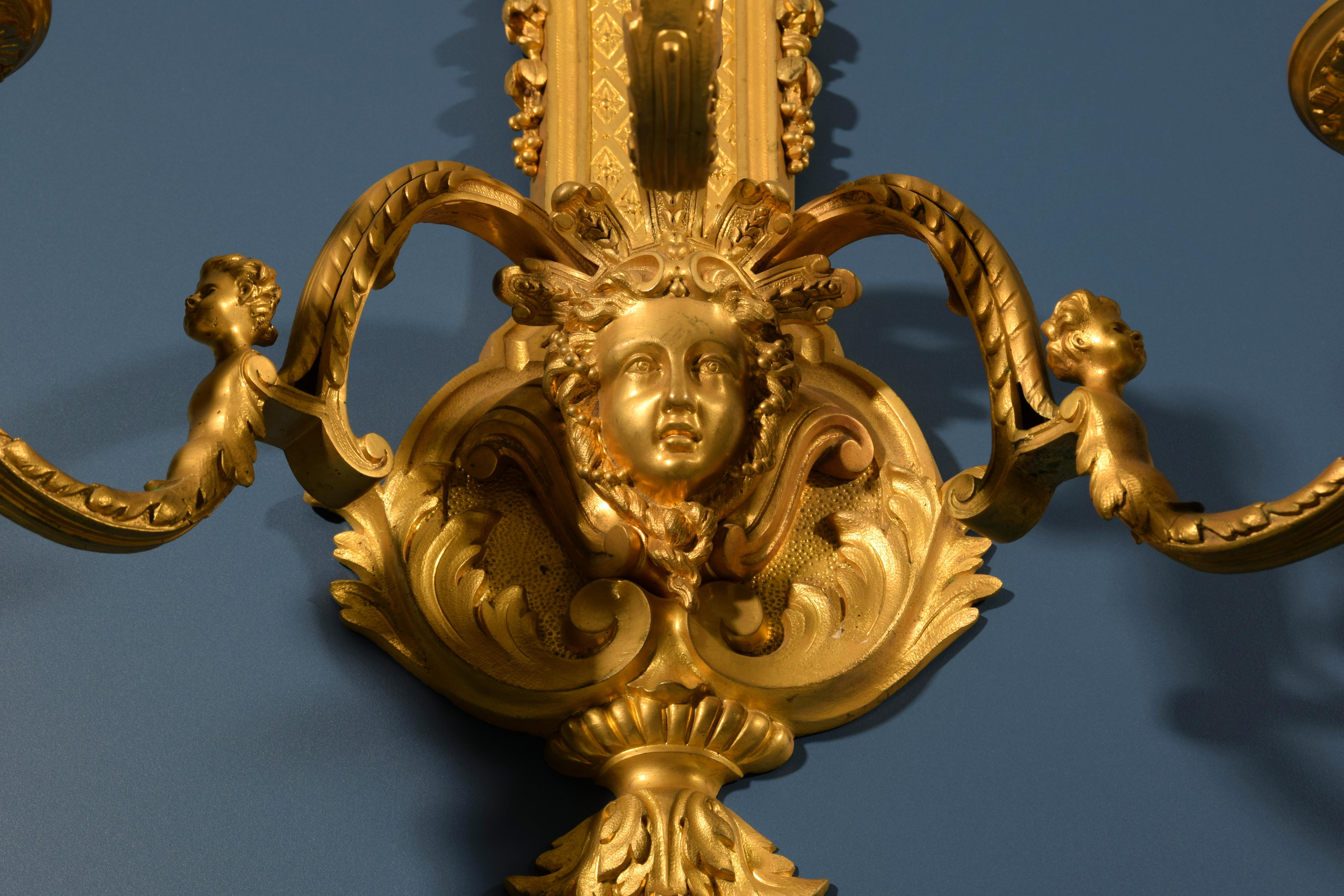 Bronze Paire d'appliques françaises de style Régence en bronze doré du XIXe siècle en vente
