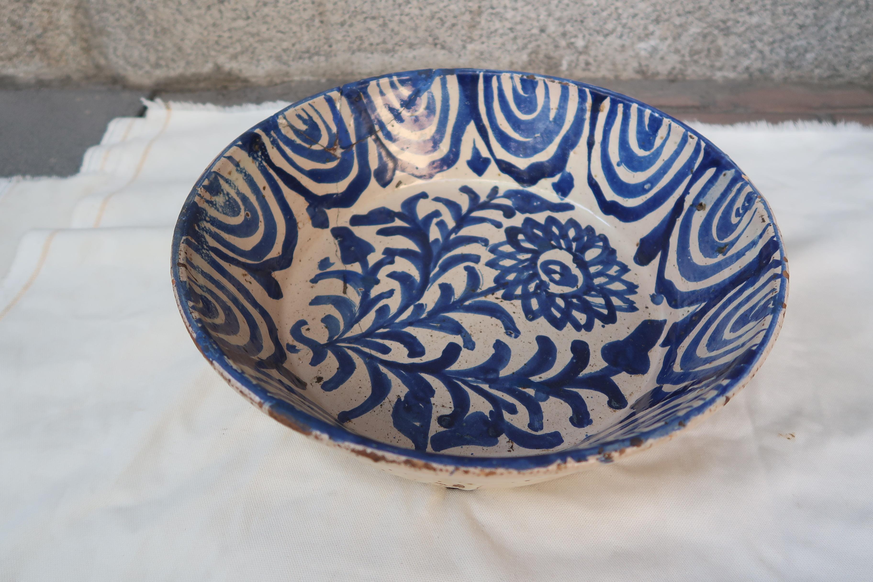 19th Century Spanish Blue and White Glazed Terracotta Lebrillo, Granada For Sale 1