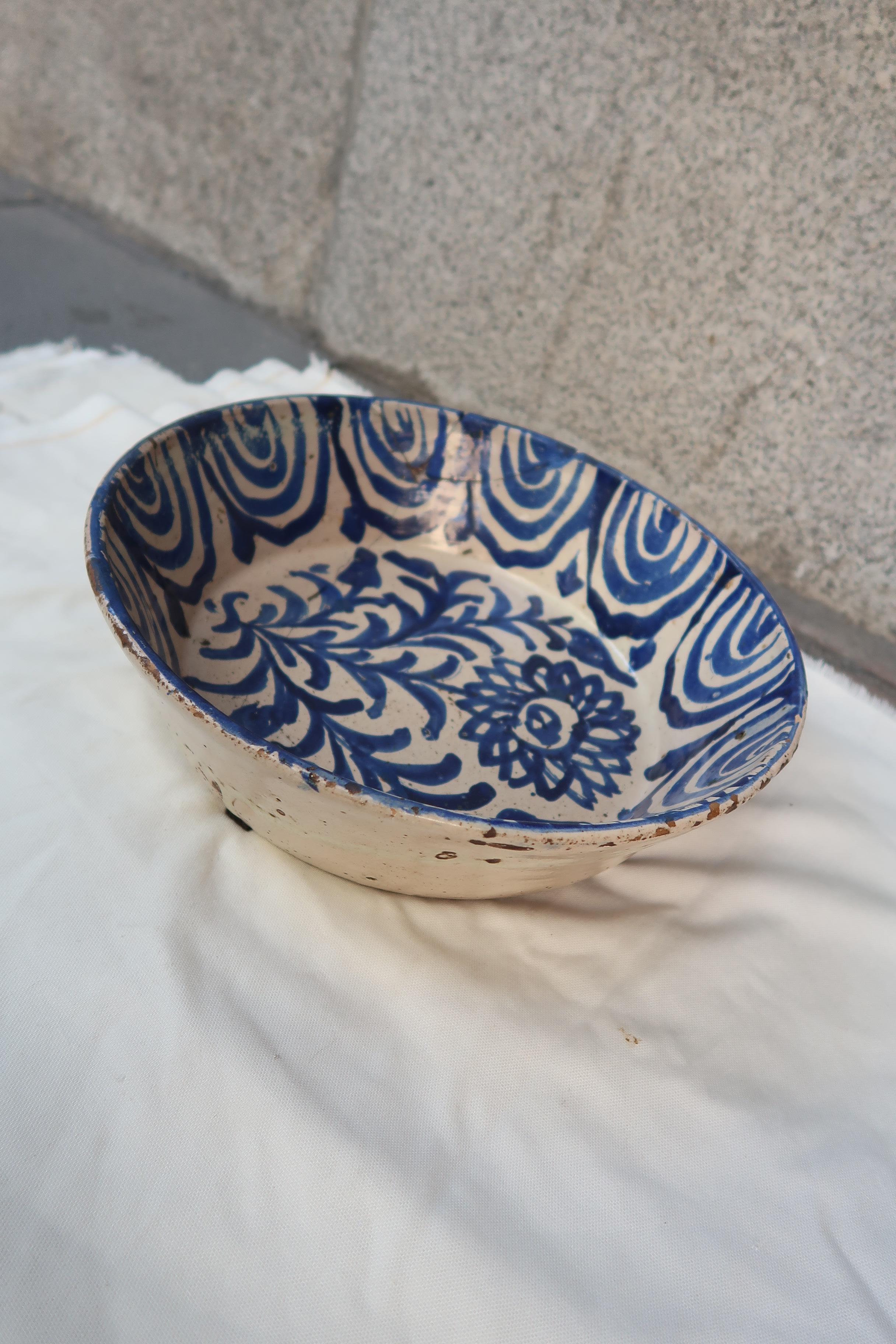 19th Century Spanish Blue and White Glazed Terracotta Lebrillo, Granada For Sale 2