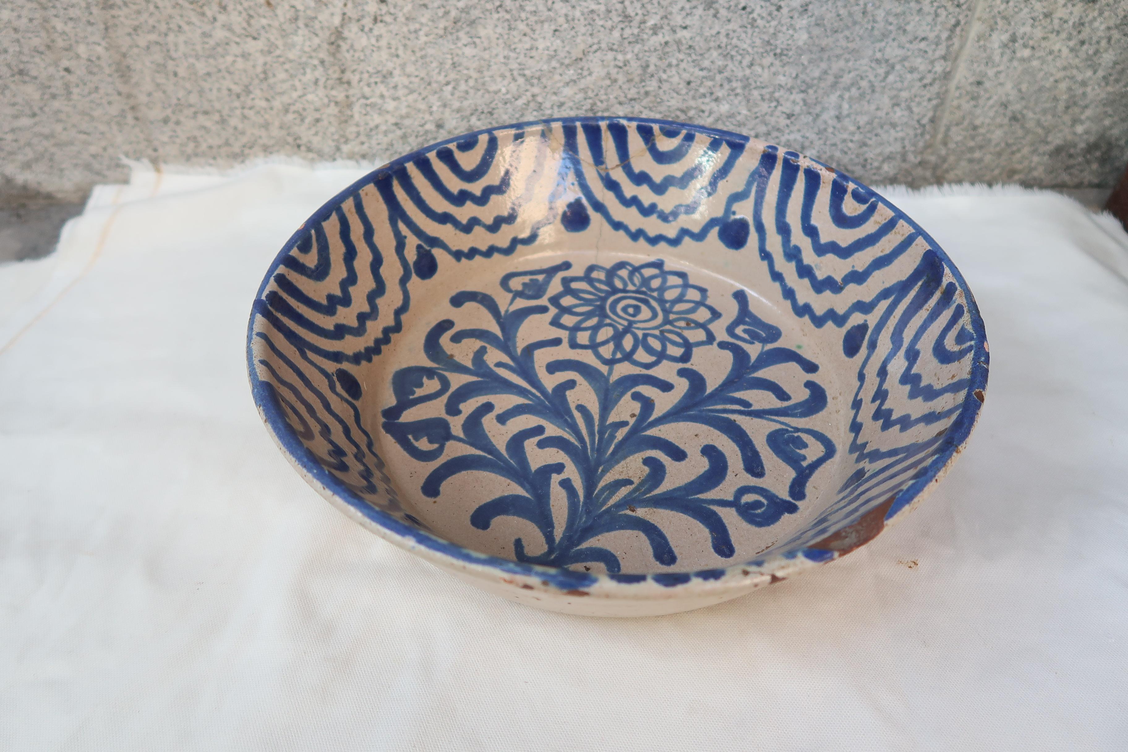 19th Century Spanish Blue and White Glazed Terracotta Lebrillo, Granada, Spain In Fair Condition For Sale In Madrid, ES