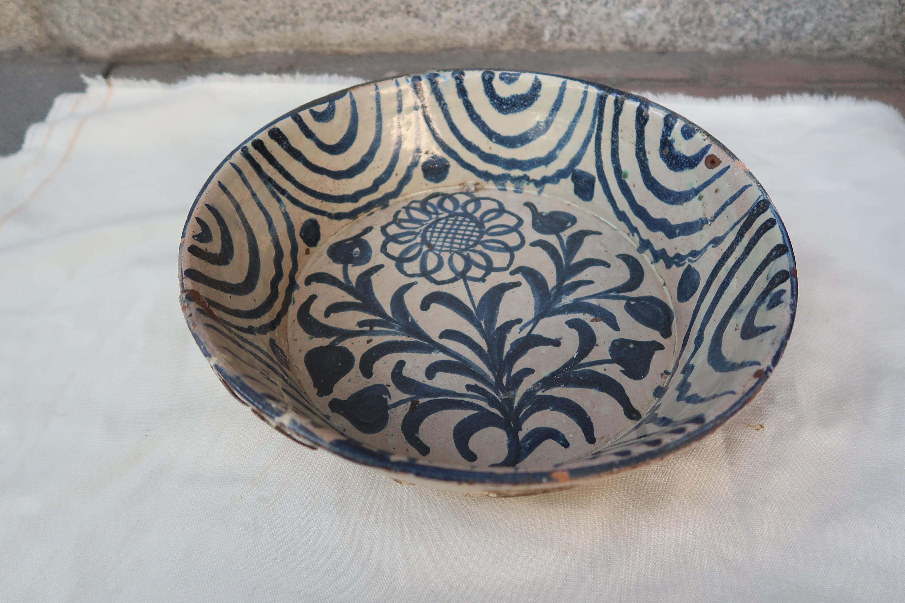 19th Century Spanish Blue and White Glazed Terracotta Lebrillo, Granada, Spain In Fair Condition For Sale In Madrid, ES