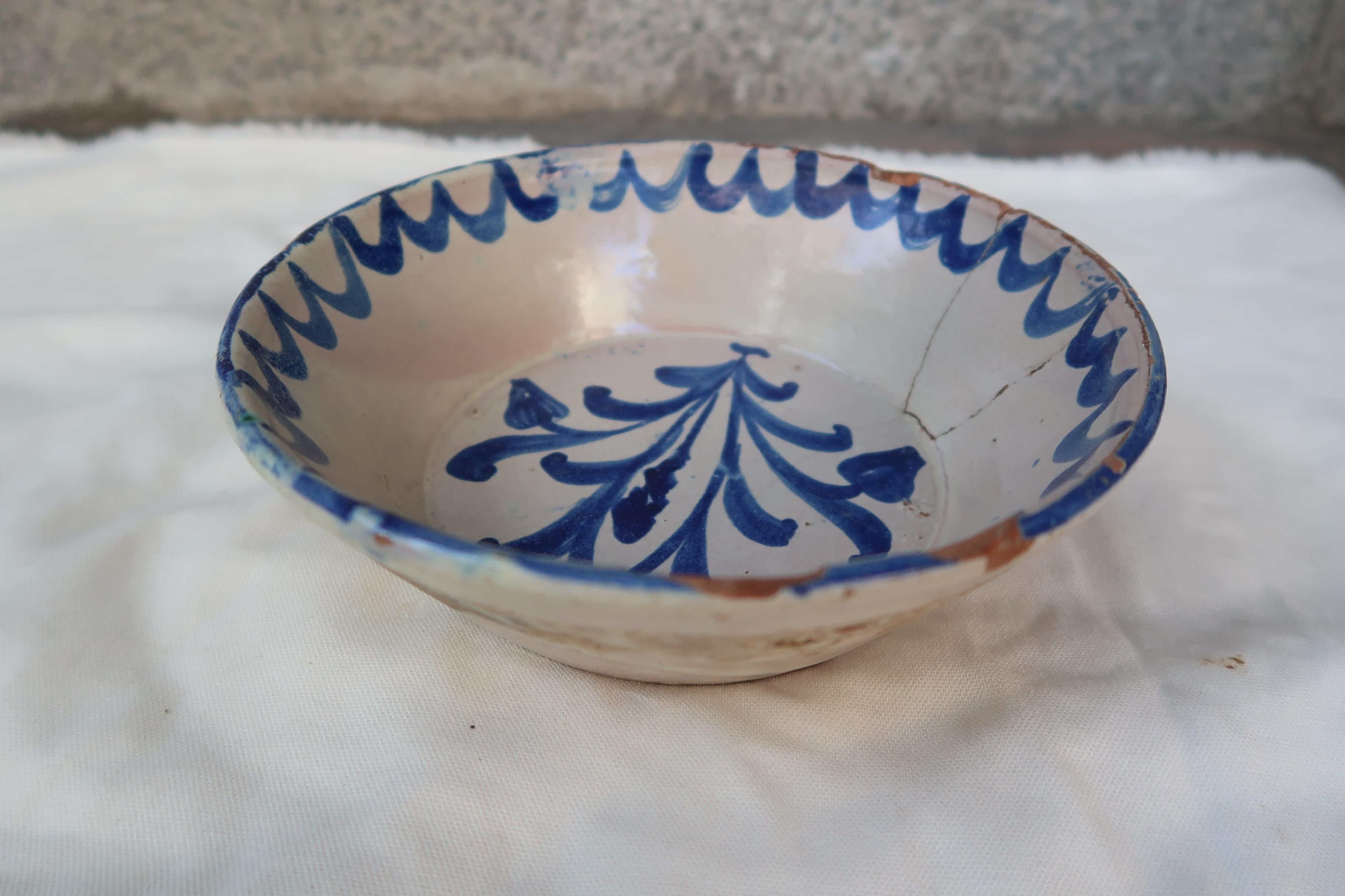 19th Century Spanish Blue and White Glazed Terracotta Lebrillo, Granada, Spain In Distressed Condition For Sale In Madrid, ES