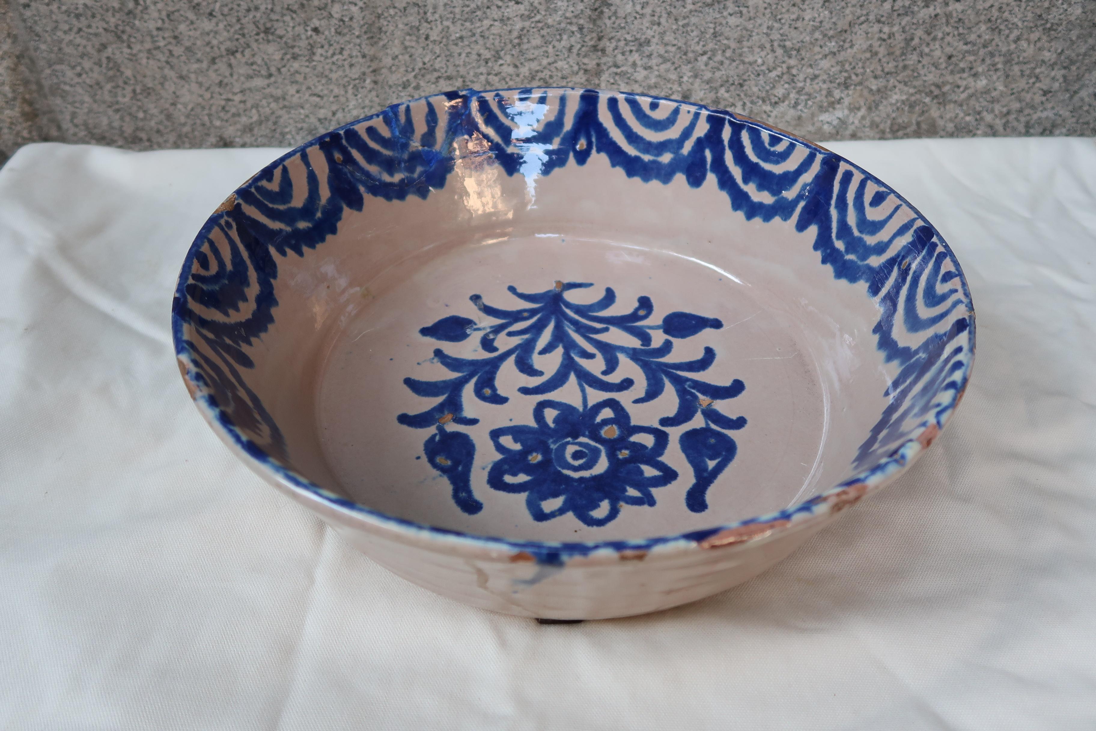 19th Century Spanish Blue and White Glazed Terracotta Lebrillo, Granada, Spain For Sale 2