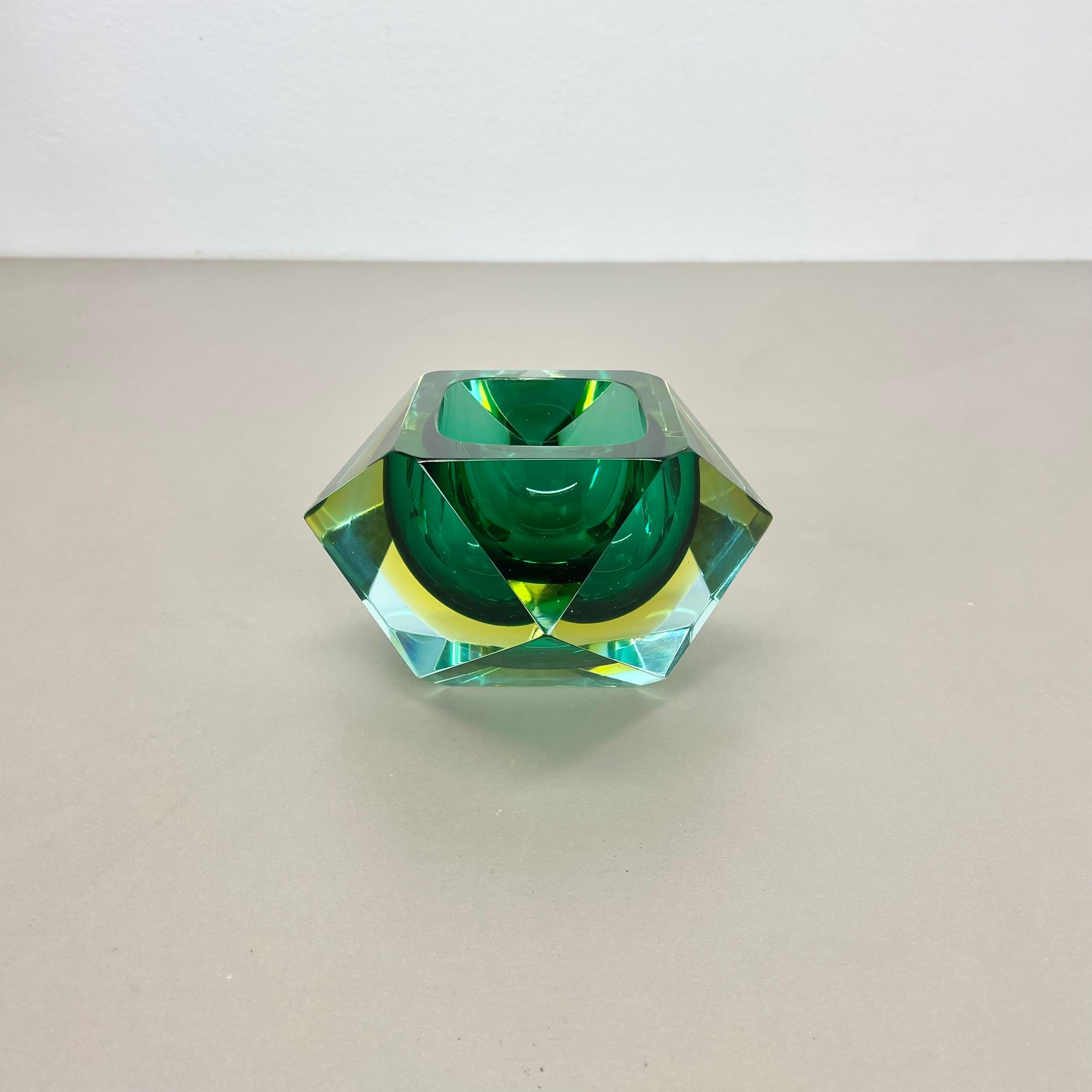 Artikel:

Aschenbecher aus Murano-Glas im XL-Format

Herkunft:

Murano, Italien


Produzent:

LUIGI Mandruzzato



Jahrzehnt:

1970s



Dieses originale Aschenbecher-Element aus Glas wurde in den 1970er Jahren von LUIGI Mandruzzato in Murano,