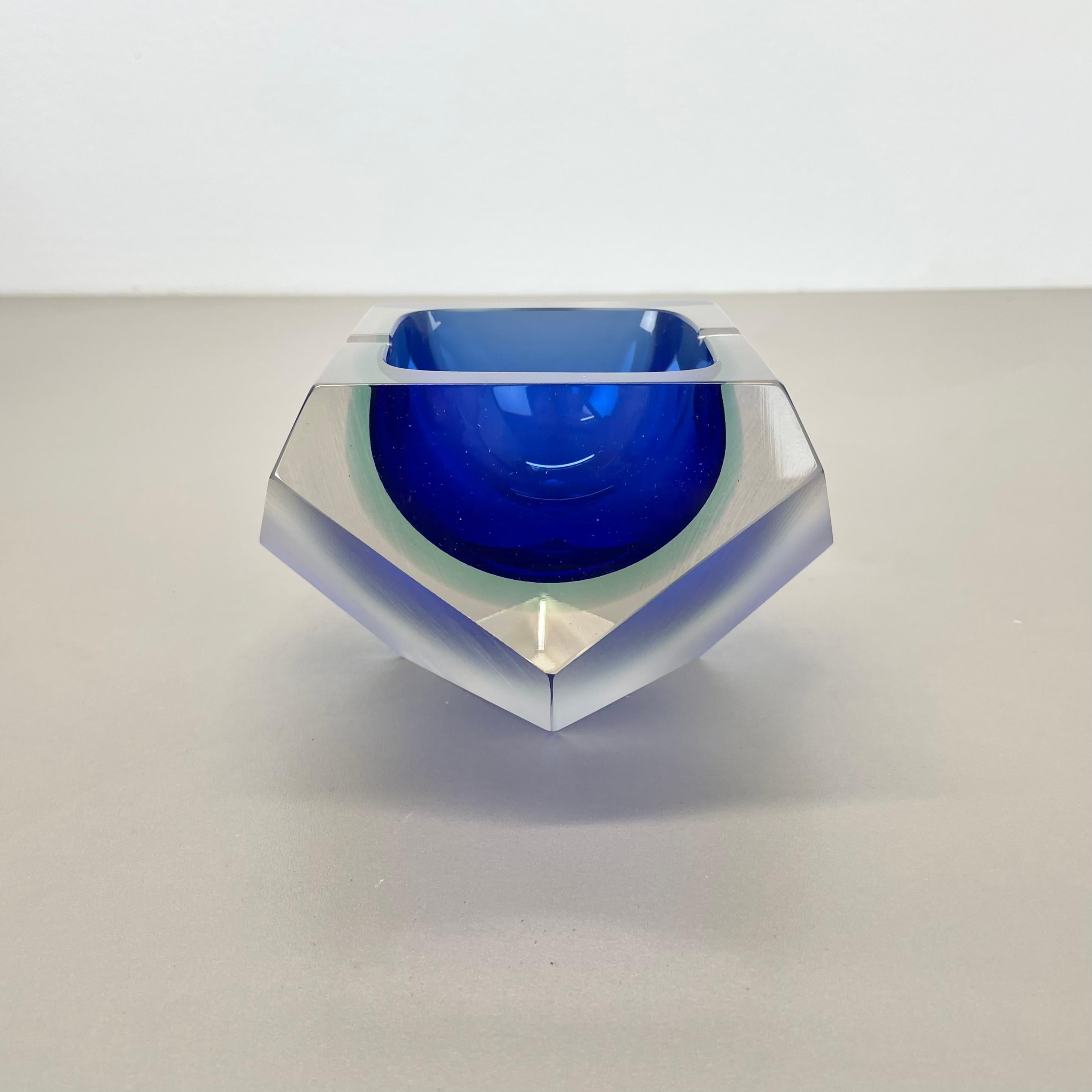 Articolo:

Portacenere in vetro di Murano


Origine:

Murano, Italia


Design:

Flavio Poli


Decennio:

1970s



Questo originale elemento portacenere in vetro vintage è stato disegnato da Flavio Poli e prodotto negli anni '70 a Murano, in Italia.