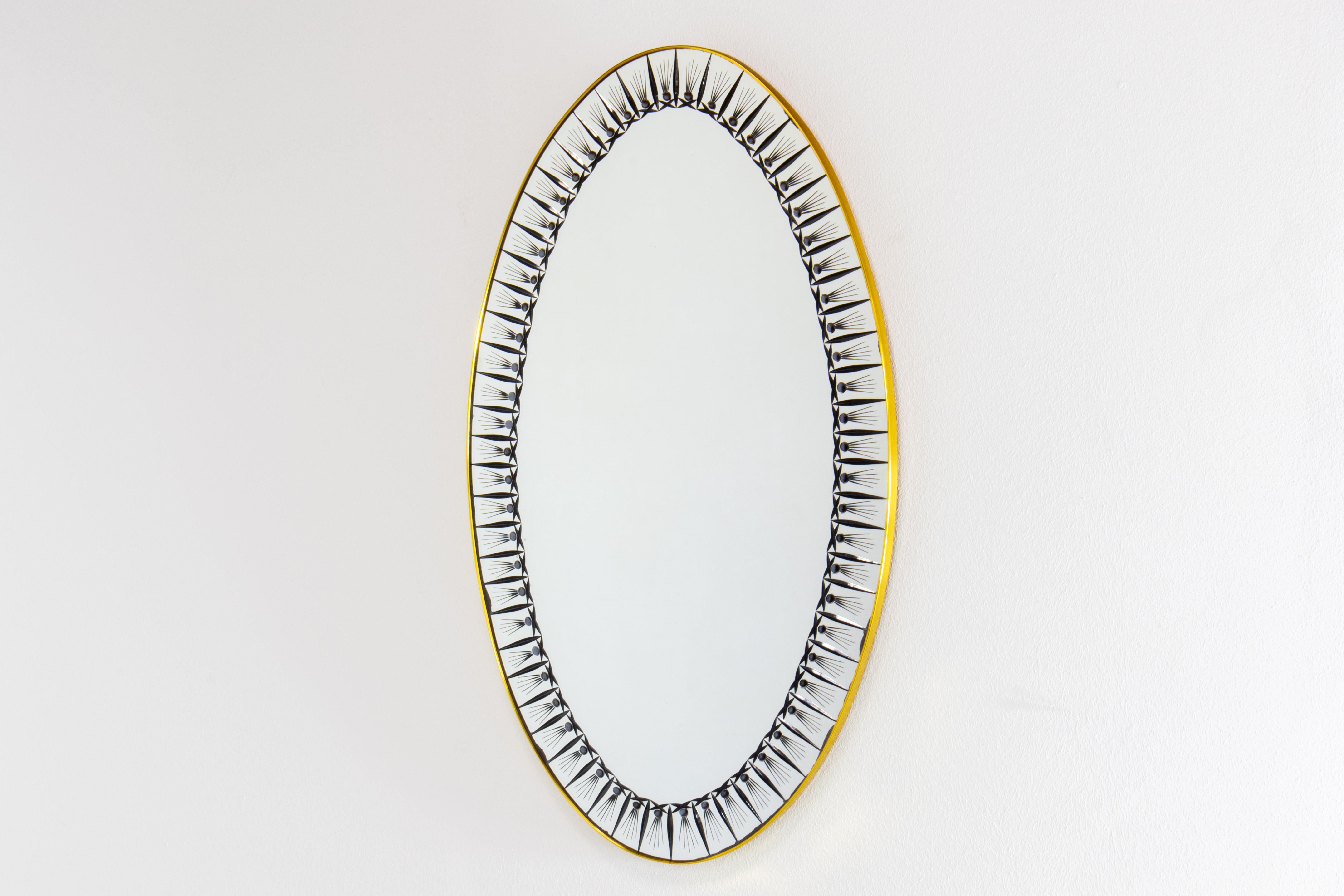 Espejo de pared ovalado de la época de Gio Ponti en latón y cristal veneciano original tallado a mano. Fabricado en Italia en la década de 1950.

La forma del espejo es un óvalo muy elegante, simétrico en los planos horizontal y vertical.
