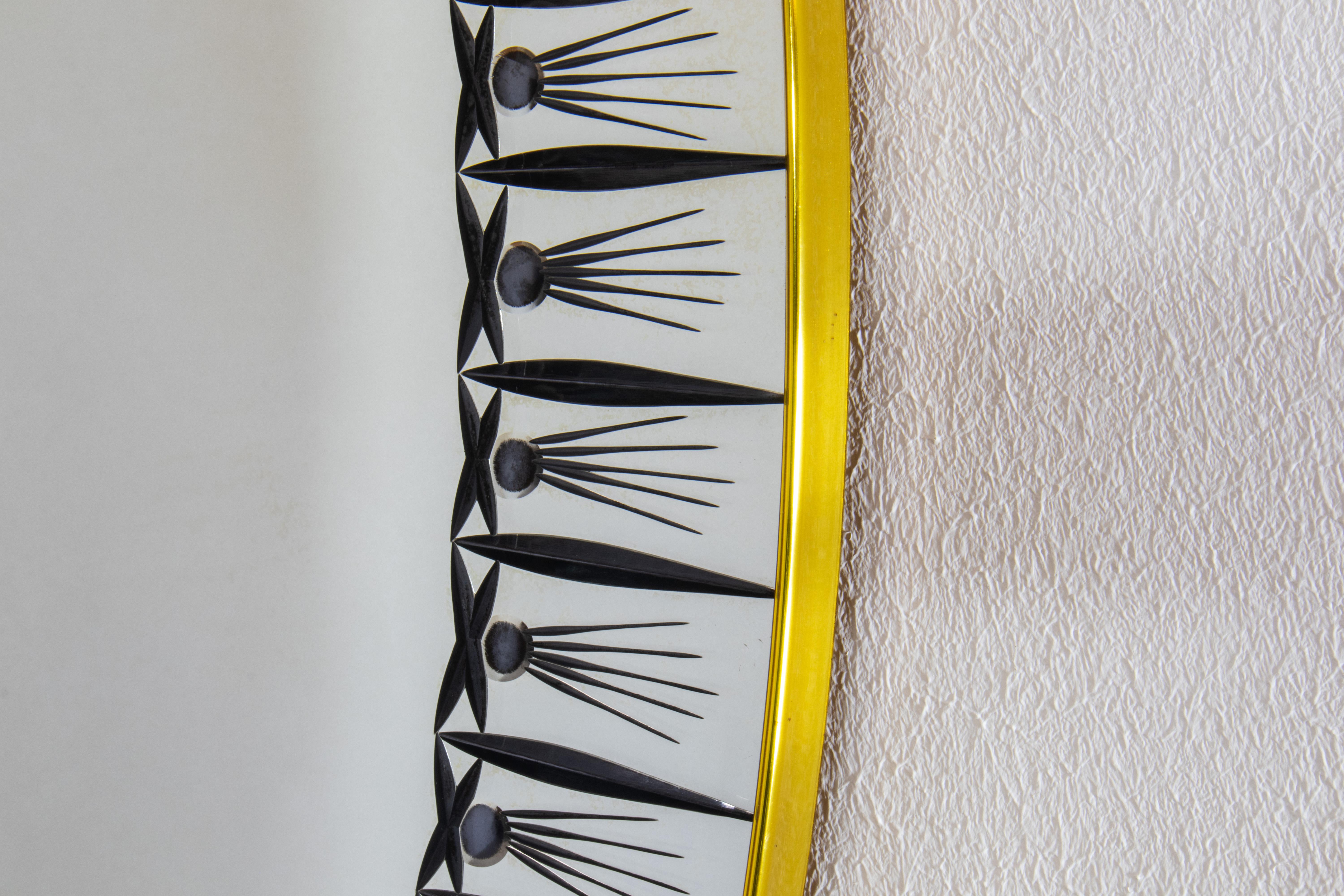 XL Espejo de pared de latón italiano de mediados de siglo moderno de la era Gio Ponti de los años 50 de cristal tallado Italiano en venta