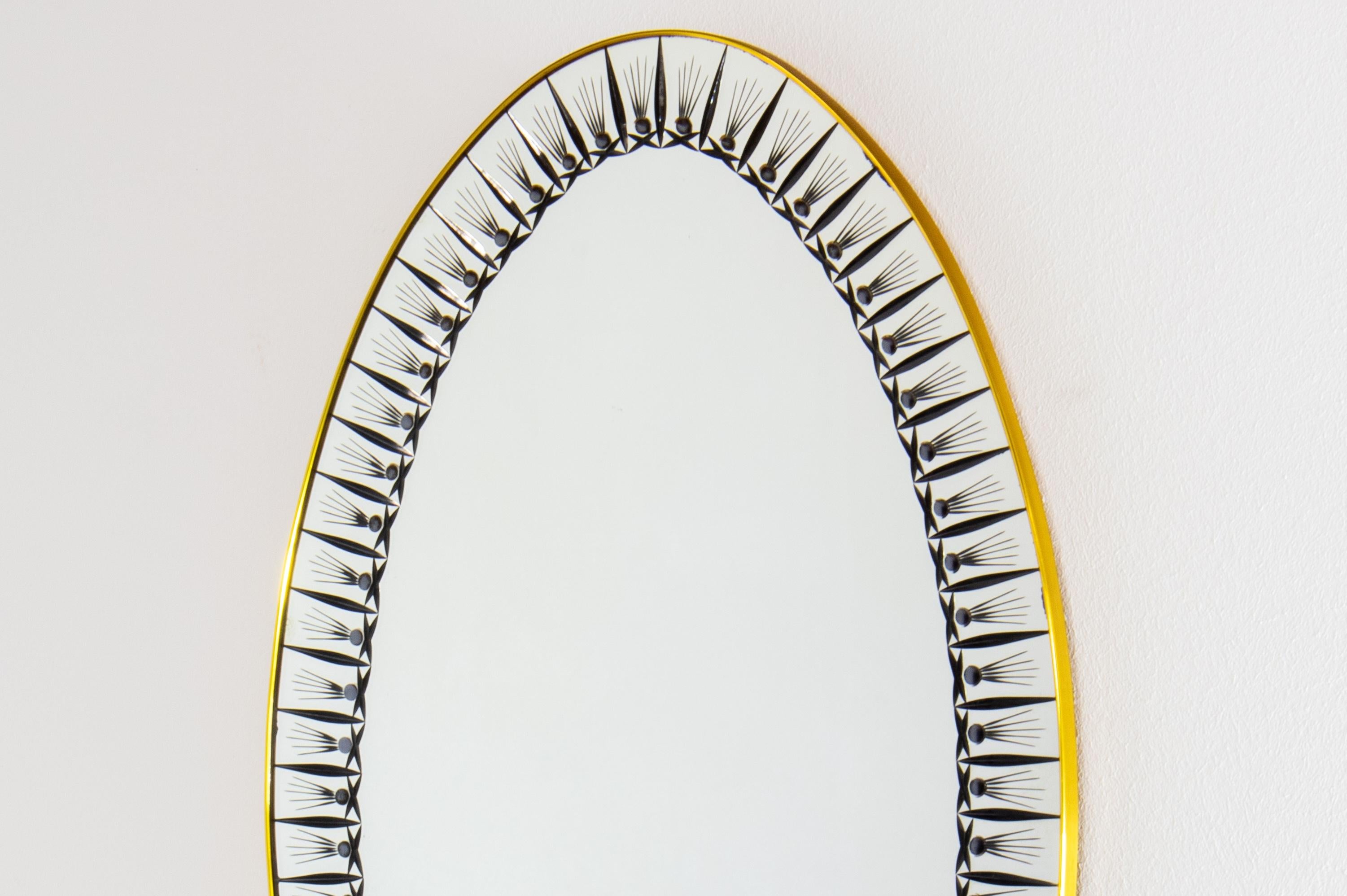 XL Espejo de pared de latón italiano de mediados de siglo moderno de la era Gio Ponti de los años 50 de cristal tallado Latón en venta