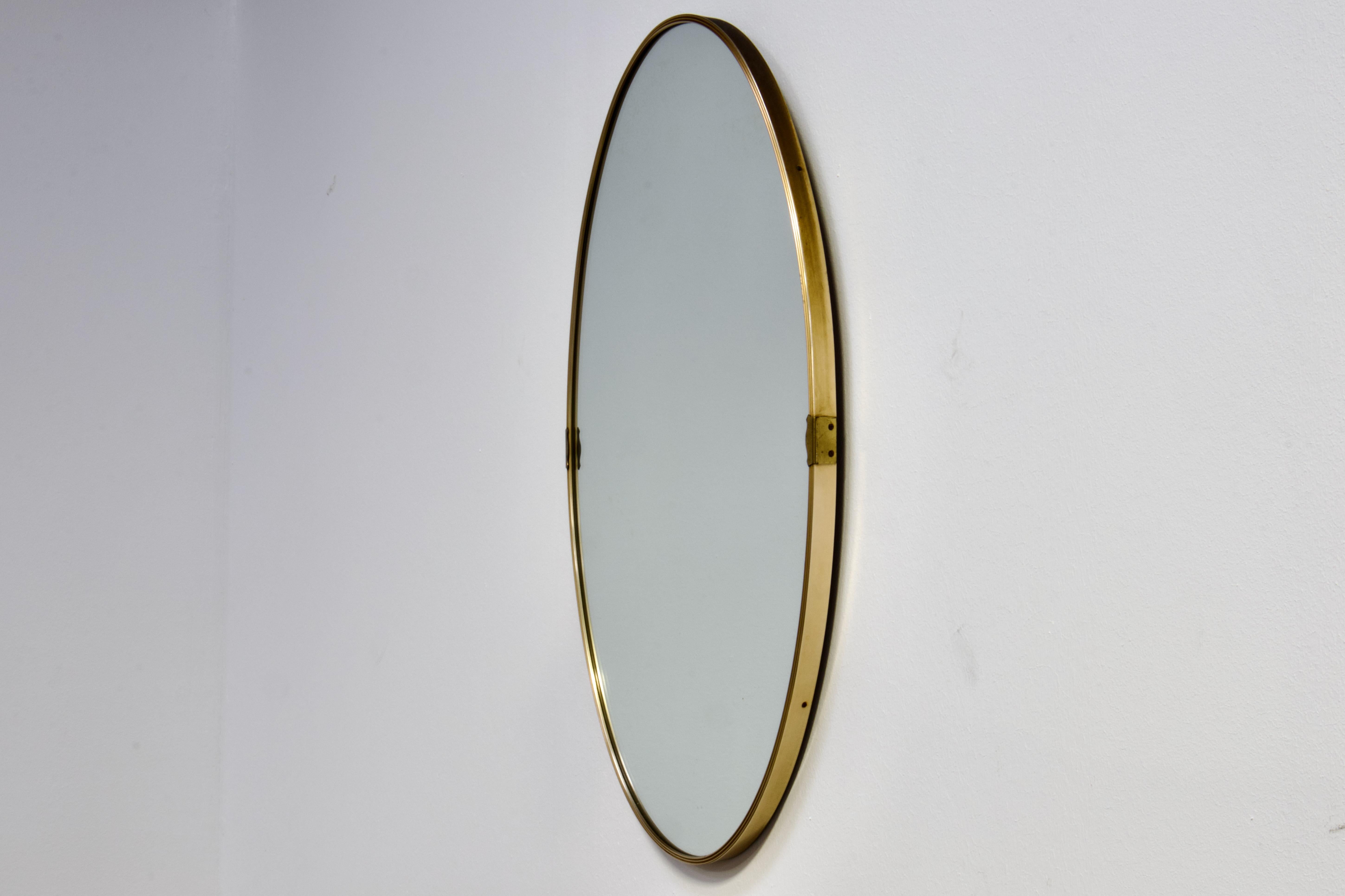 XL 1950s Gio Ponti Era Mid-Century Modern Italian Brass Oval Wall Mirror In Good Condition For Sale In Grand Cayman, KY