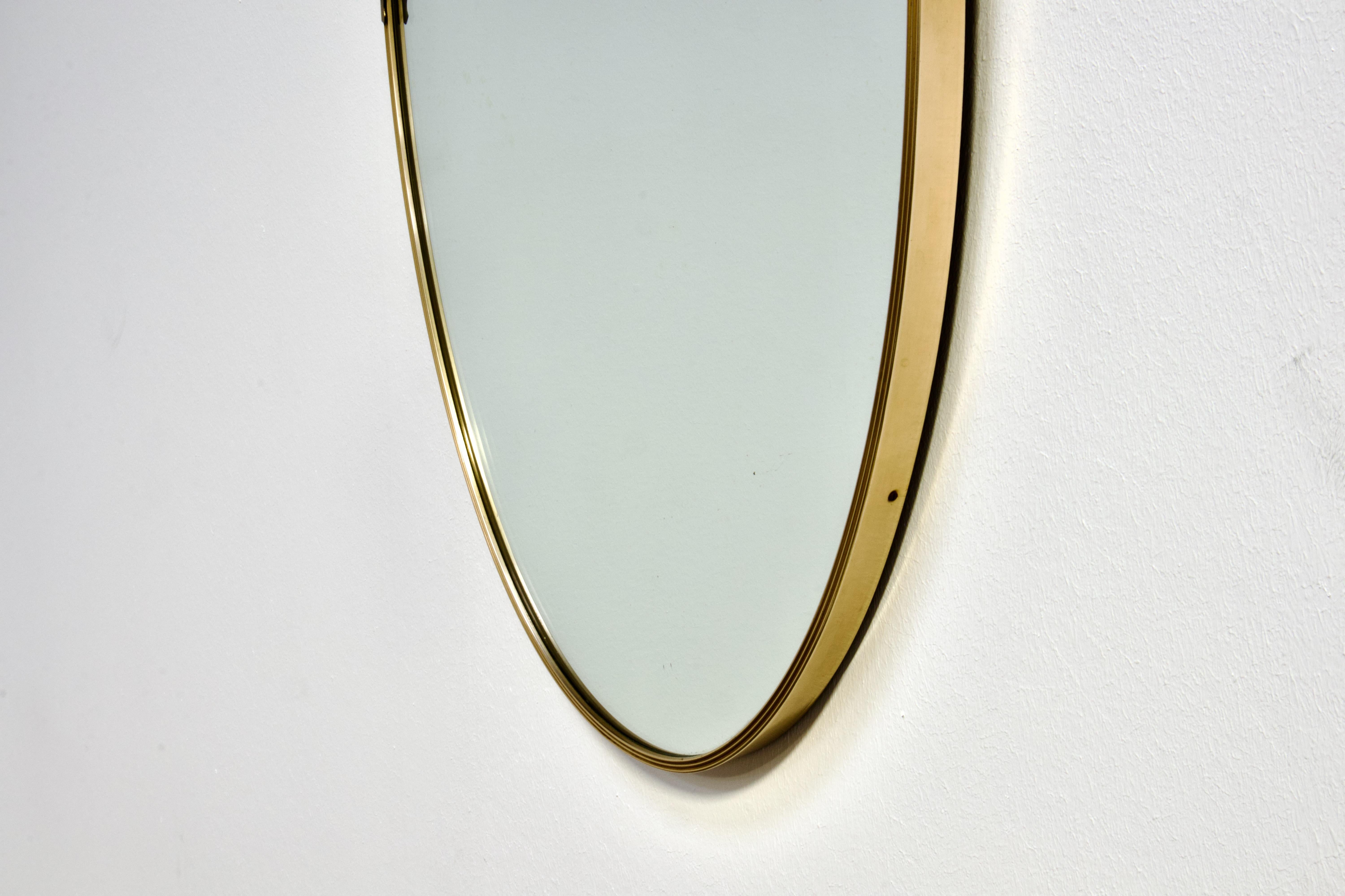 XL 1950s Gio Ponti Era Mid-Century Modern Italian Brass Oval Wall Mirror (Miroir mural ovale en laiton) Bon état - En vente à Grand Cayman, KY