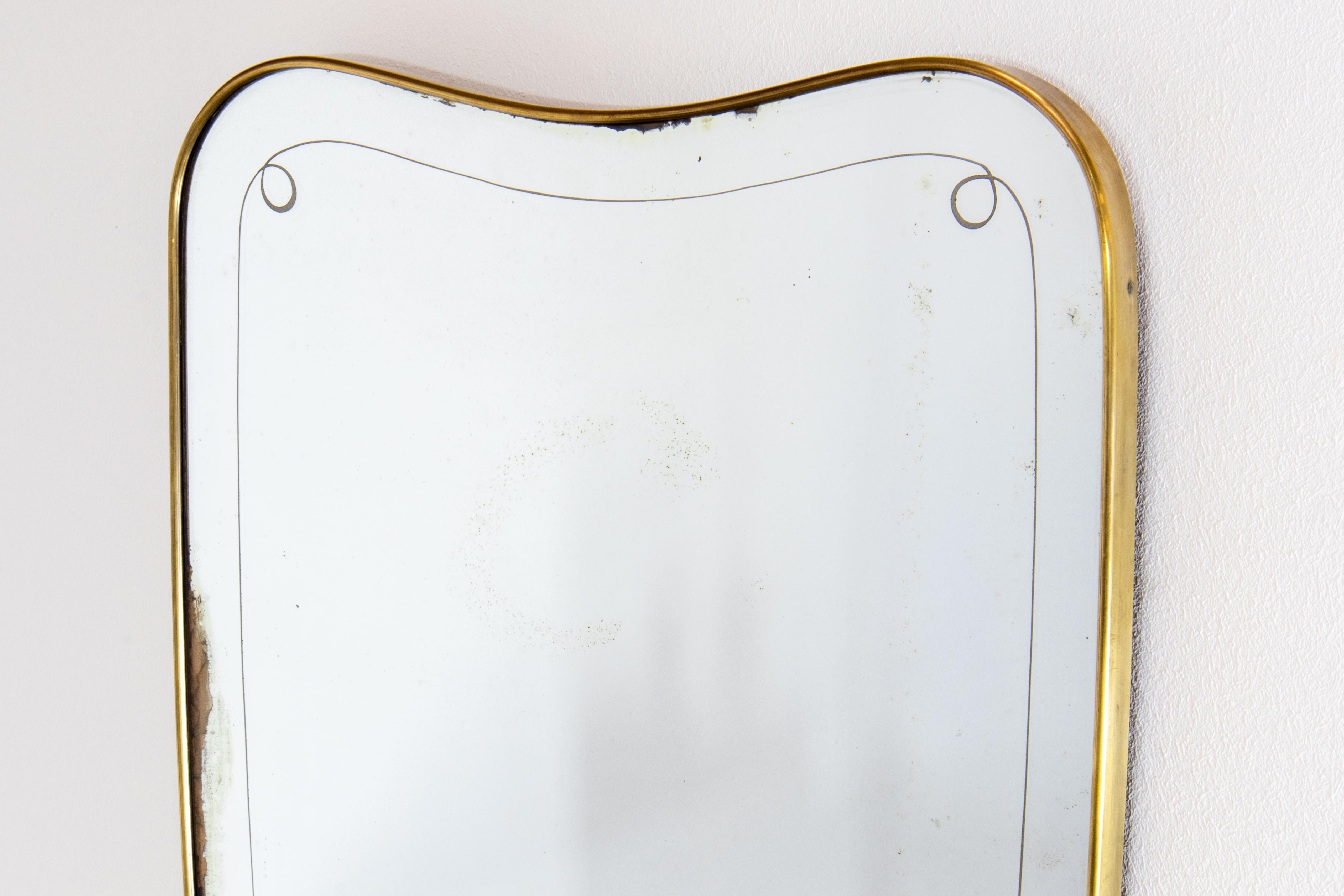 Espejo de pared XL de latón italiano de mediados de siglo de la era Gio Ponti de los años 50 Moderno de mediados de siglo en venta