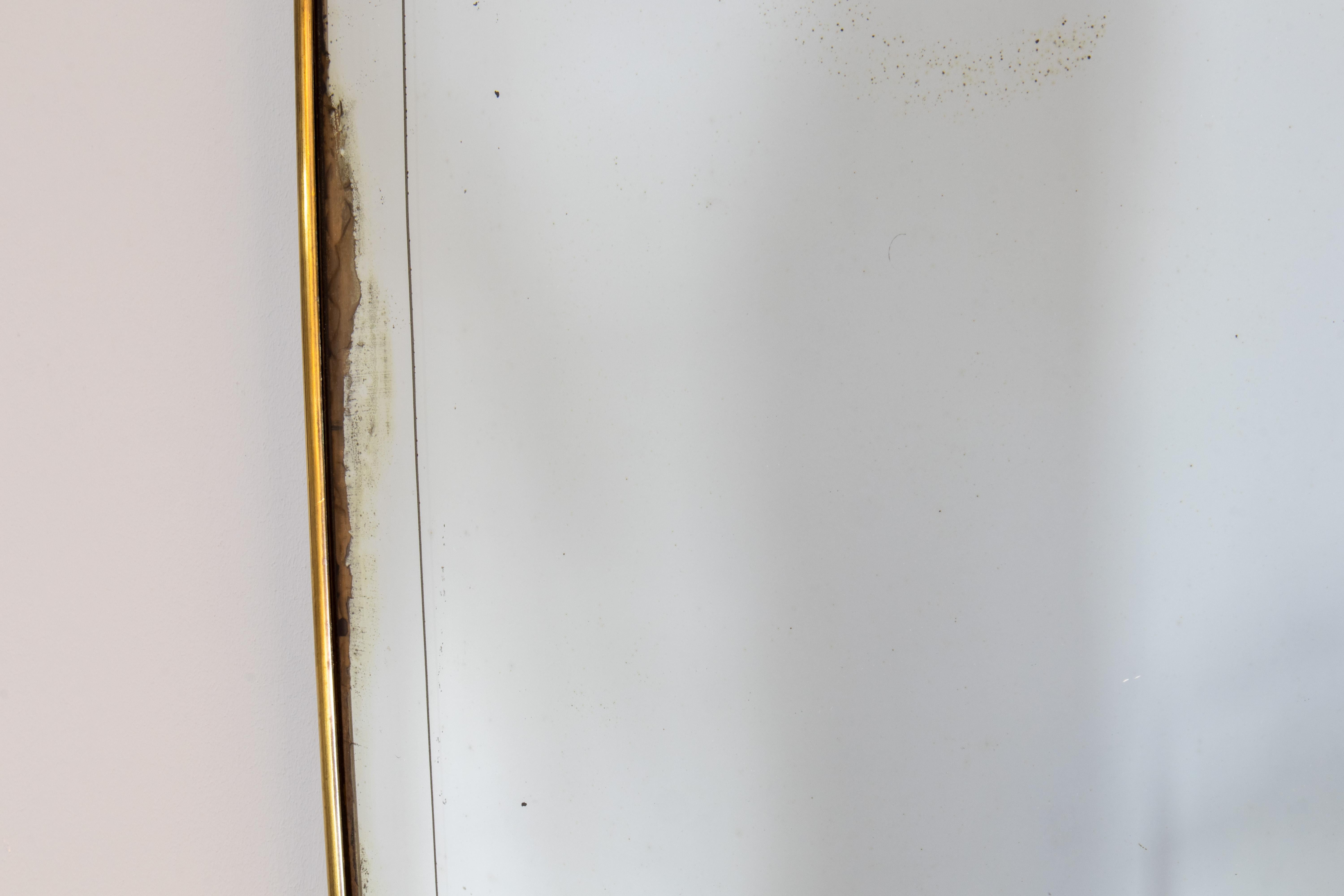 Espejo de pared XL de latón italiano de mediados de siglo de la era Gio Ponti de los años 50 en Bueno estado para la venta en Grand Cayman, KY