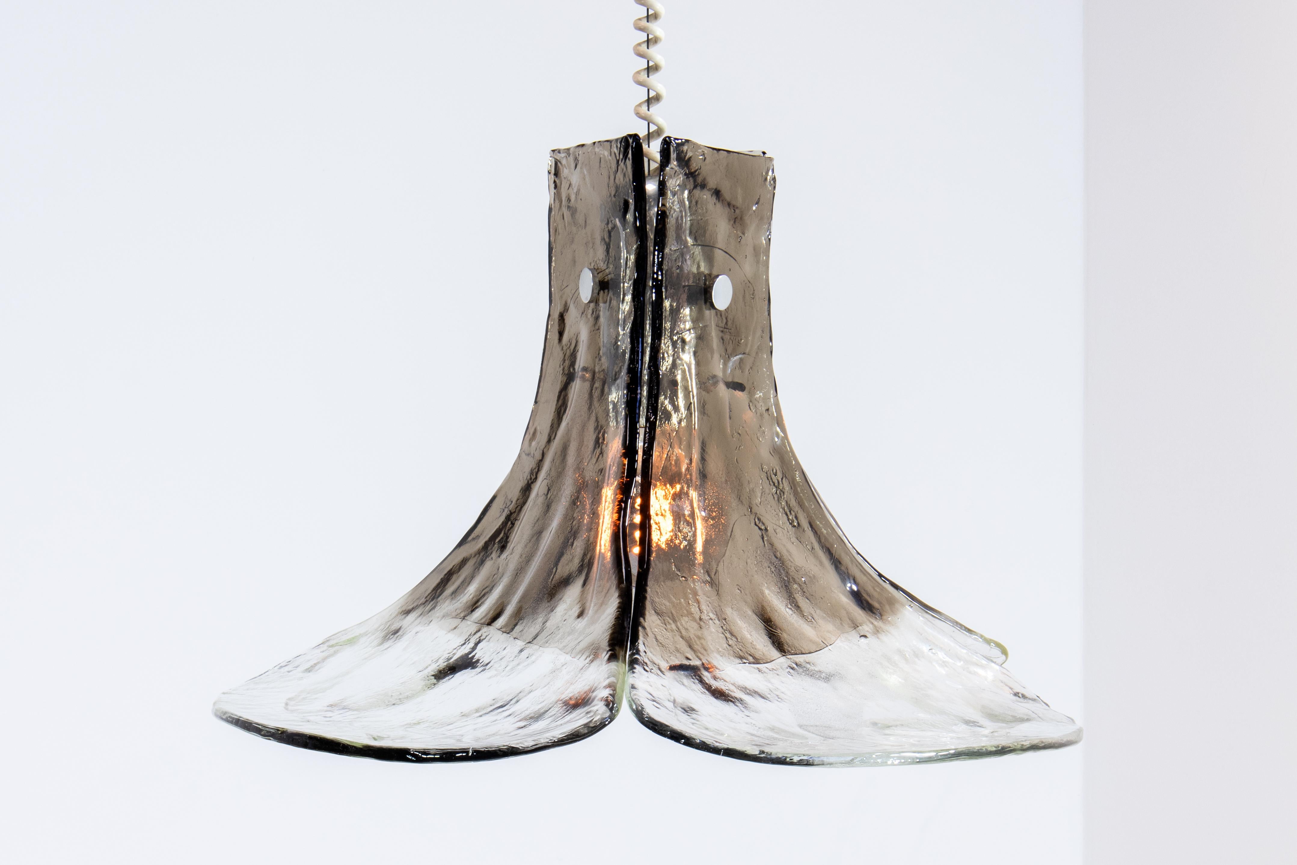 Lampada a sospensione XL 1970 in vetro di Murano Tulipano di Carlo Nason per Mazzega In condizioni buone in vendita a Grand Cayman, KY
