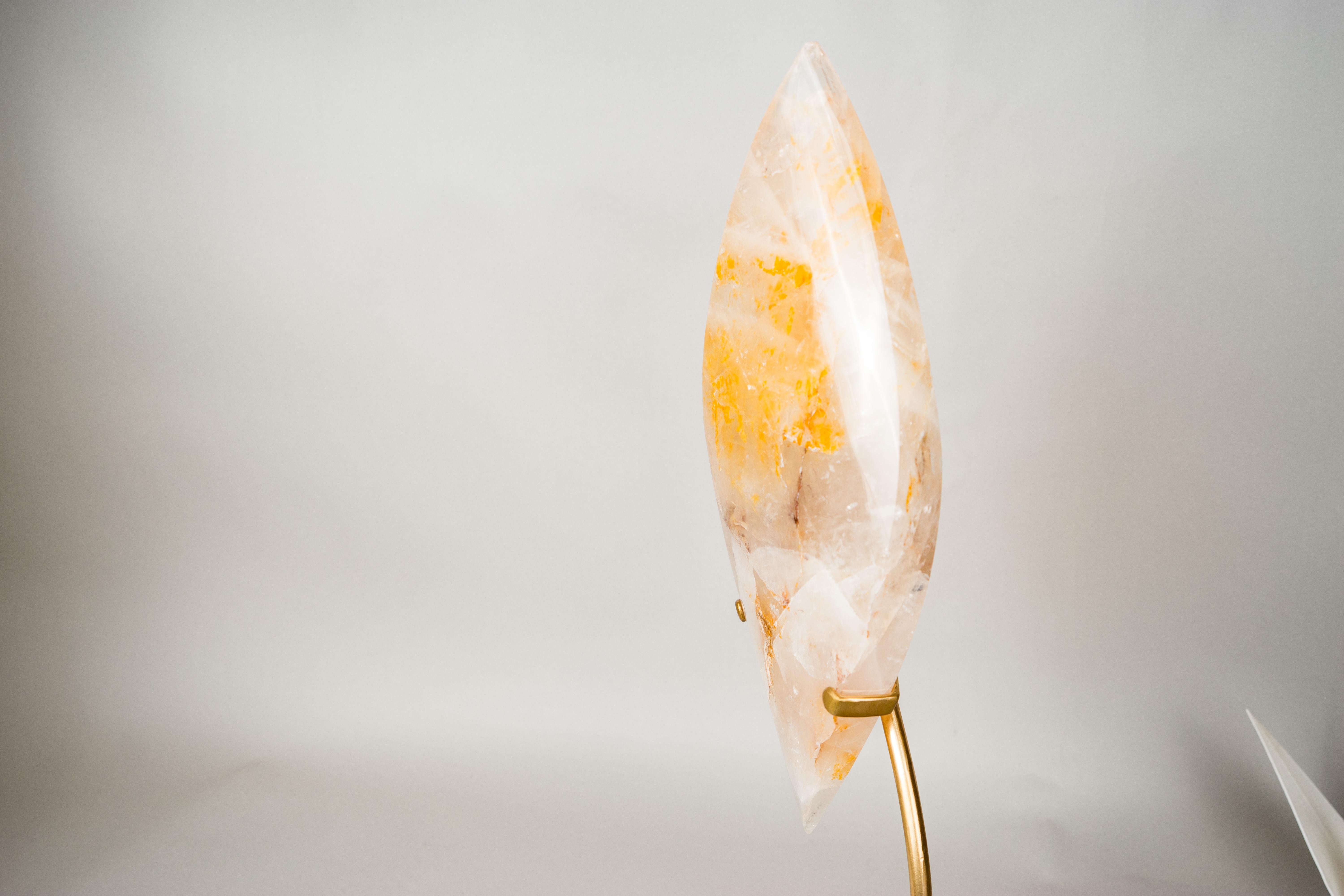 Handgeschnitzte X-Große Goldene Heiler Quarz Kristall Flamme 

▫️ Beschreibung

Mit ihrer warmen Ästhetik, die aus zarten Linien besteht, die durch natürliche Einschlüsse bereichert werden, und ihrer Größe von X, zieht diese Flammenskulptur Golden