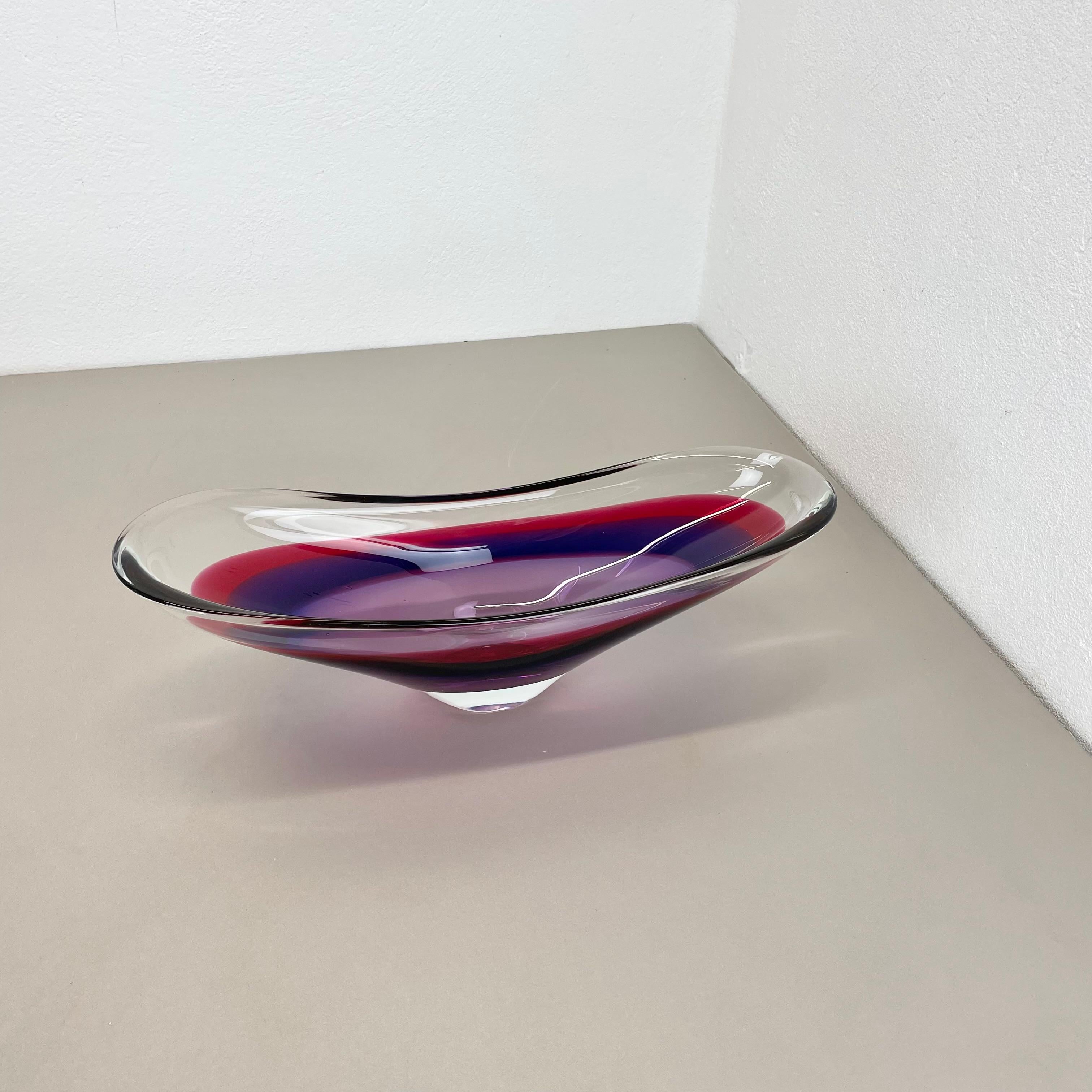 Articolo:

Ciotola in vetro di Murano, elemento in colorazione unica


Origine:

Murano, Italia


Design:

Flavio Poli attrib.


Decennio:

1970s



Questo originale elemento di ciotola a conchiglia in vetro vintage è stato prodotto negli anni '70 a