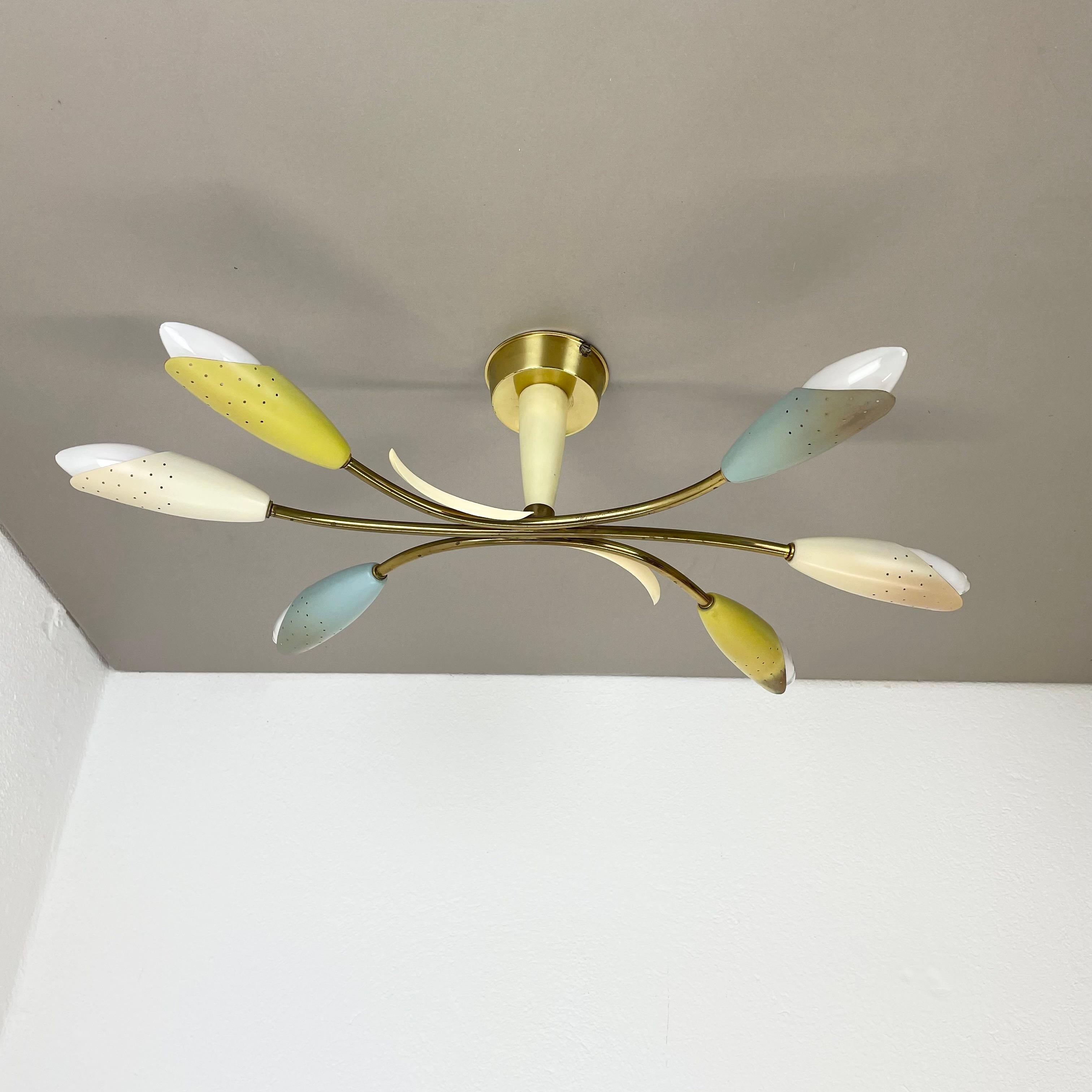 Articolo:

plafoniera in ottone, montaggio a incasso



Origine:

Italia



Età:

1950s



Questa lampada modernista vintage è stata prodotta negli anni '50 in Italia. Le luci sono realizzate in ottone con 6  bracci della luce con prese per