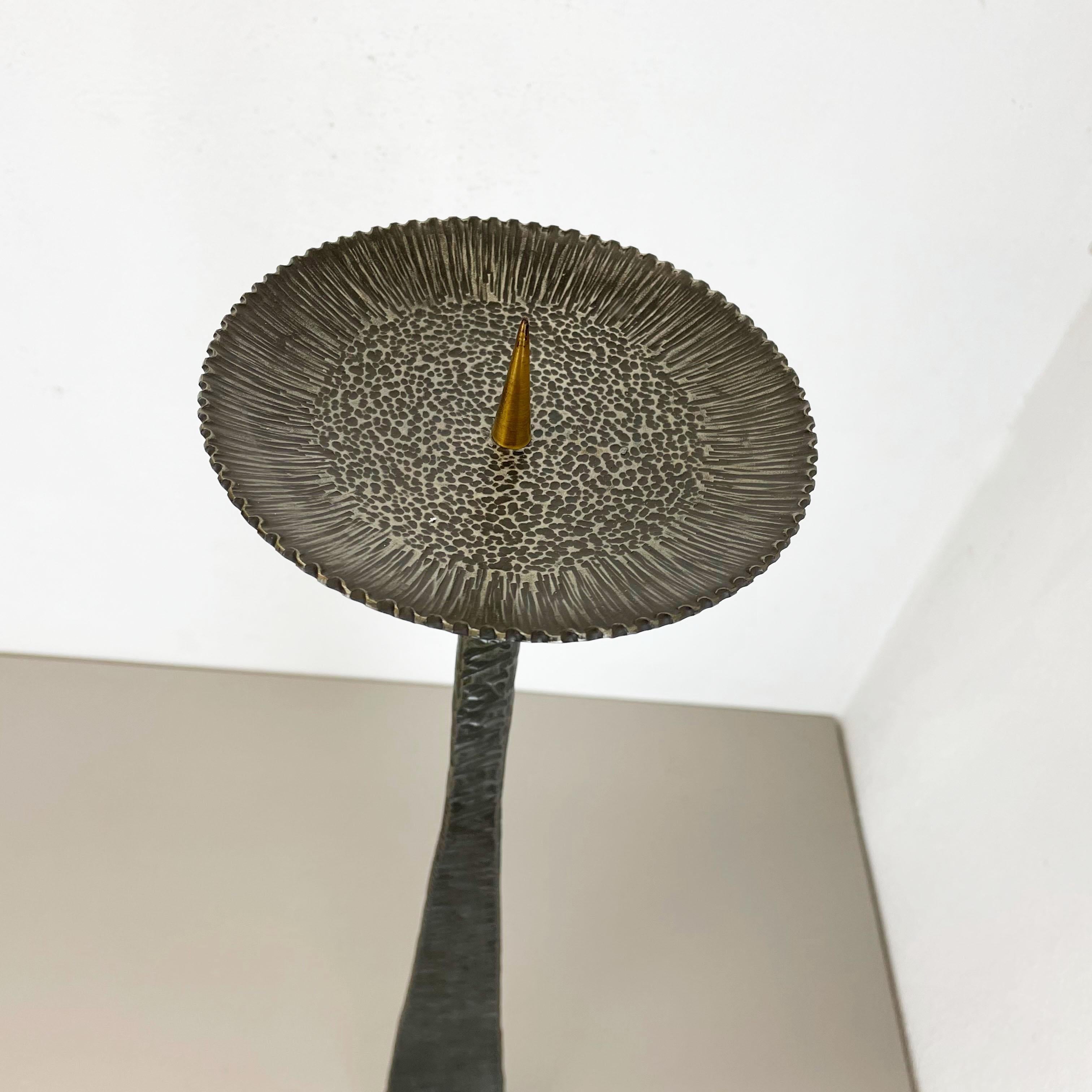 XL Modernist Sculptural Brutalist Copper floor Candleholder, Germany, 1970s In Good Condition For Sale In Kirchlengern, DE