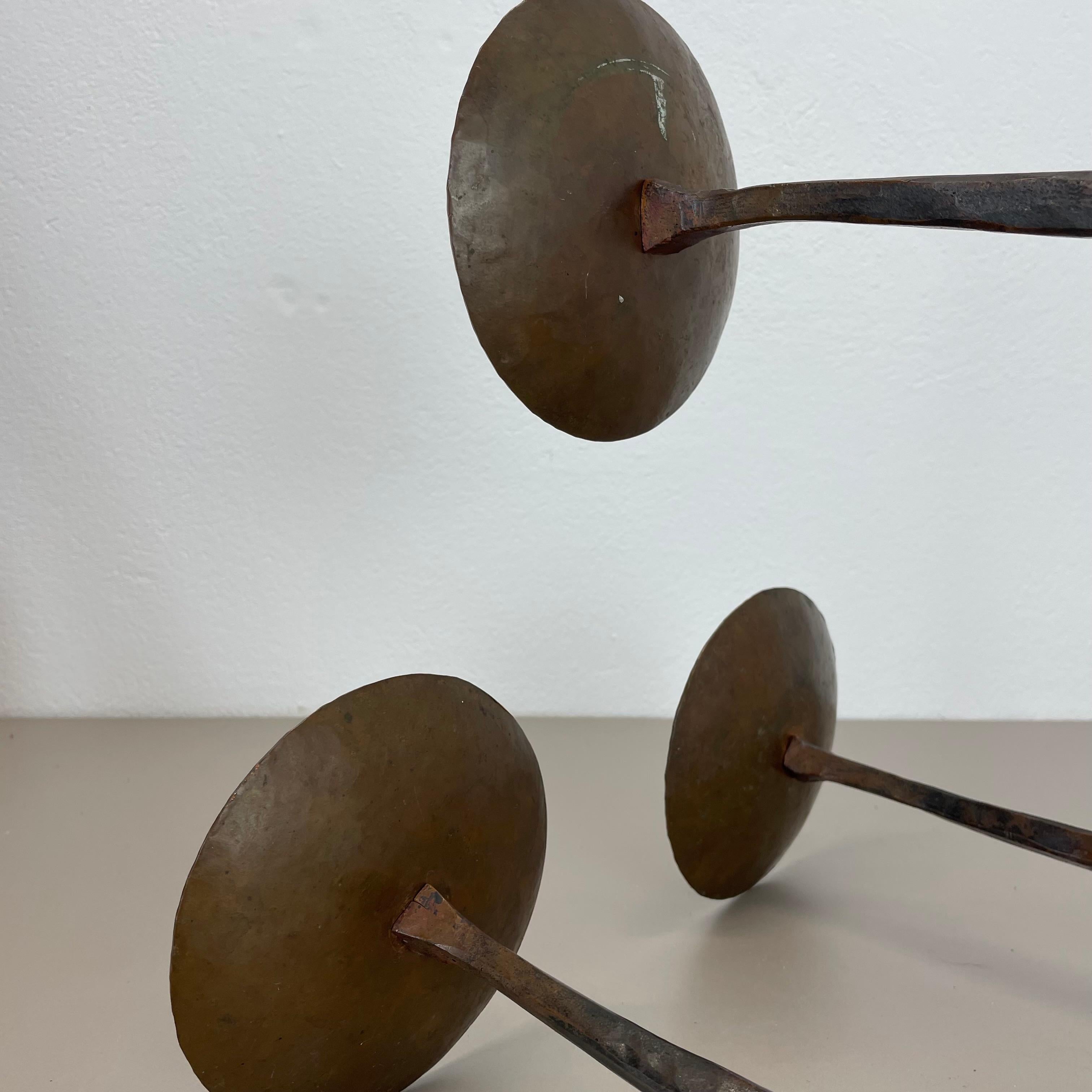 XL 70cm Bougeoir TRIPOD en cuivre Brutalist Sculptural Moderniste, Autriche 1950s en vente 12