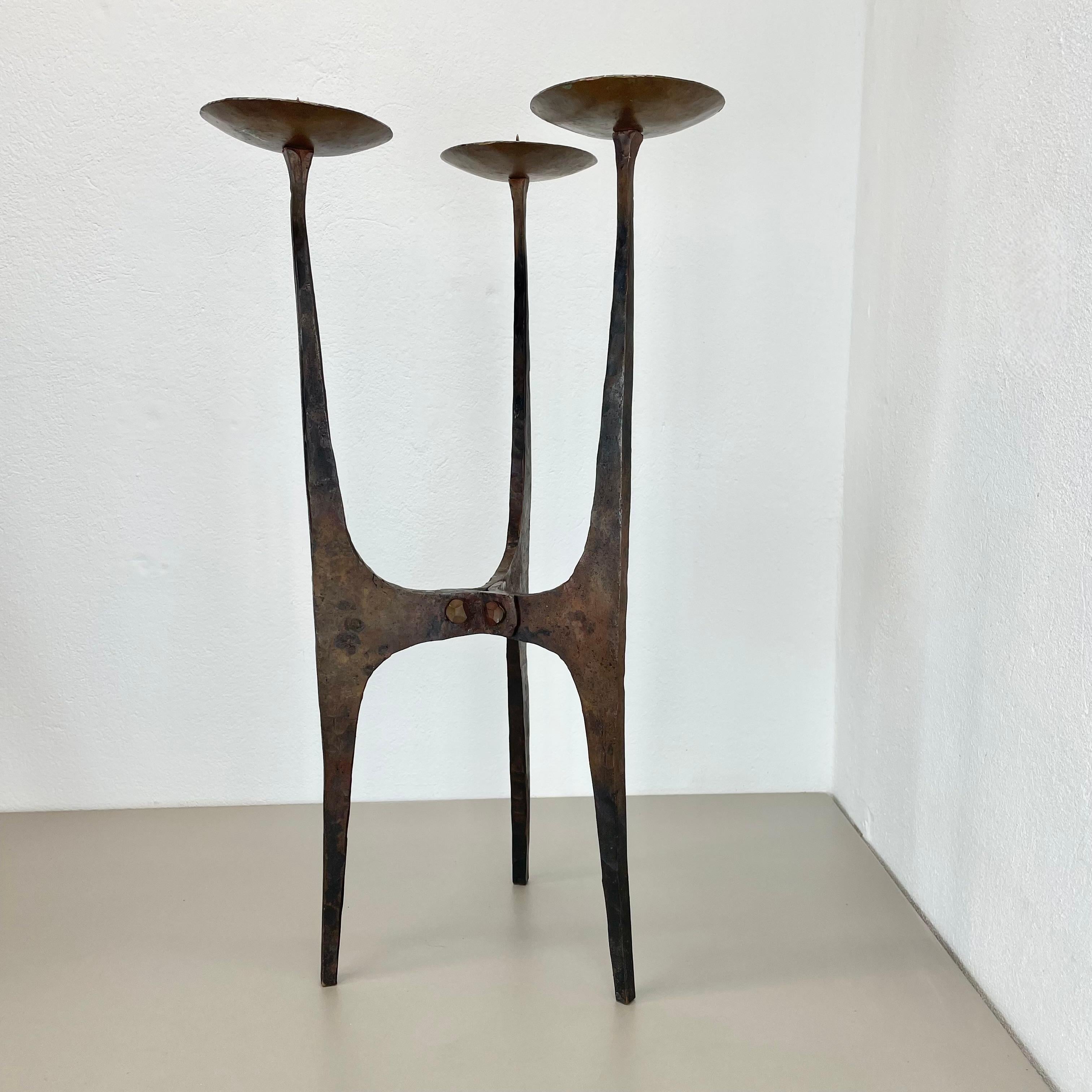 Scandinave moderne XL 70cm Bougeoir TRIPOD en cuivre Brutalist Sculptural Moderniste, Autriche 1950s en vente
