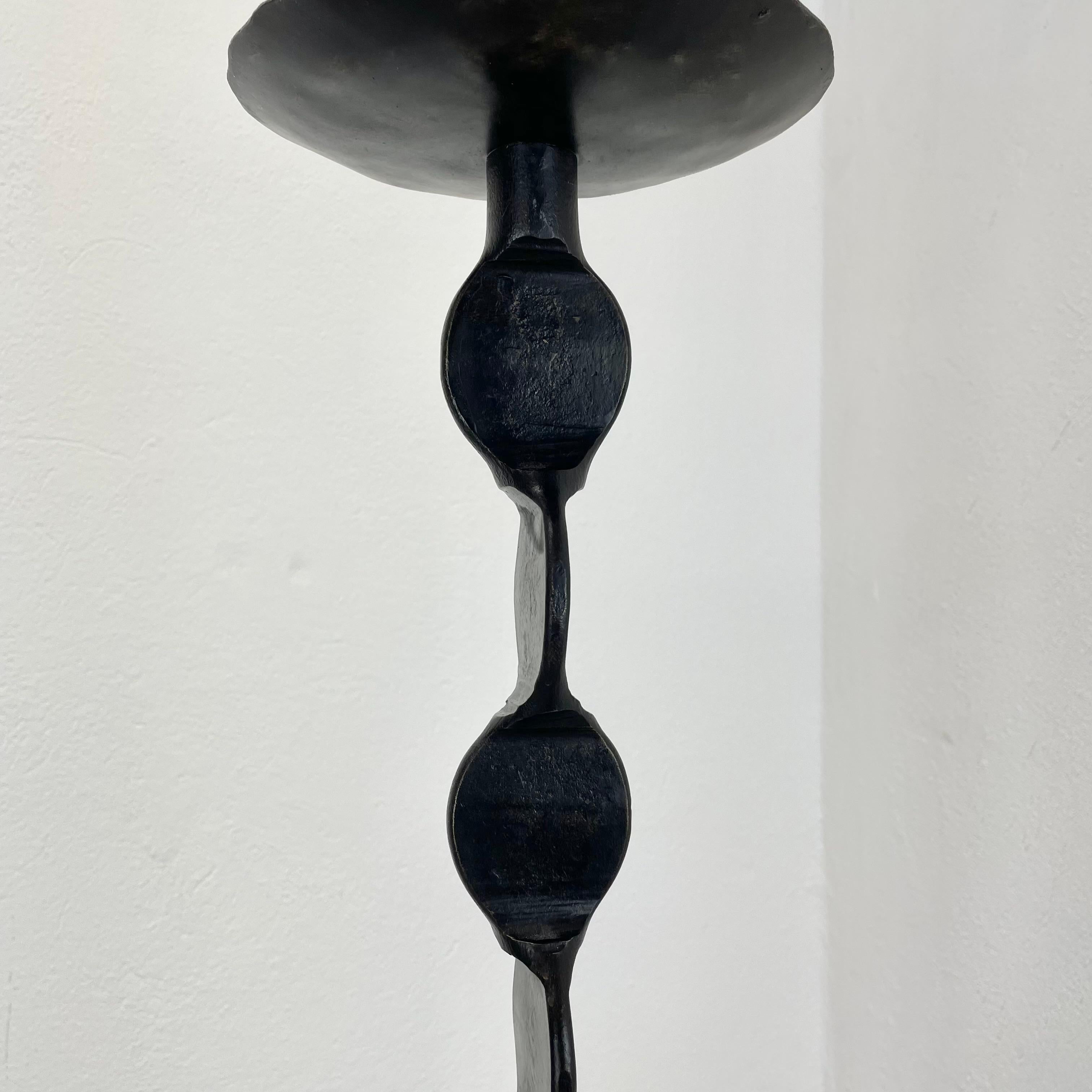 Candelabro de pie escultórico modernista de metal Brutalista XL 75 cm, Alemania, años 70 siglo XX en venta