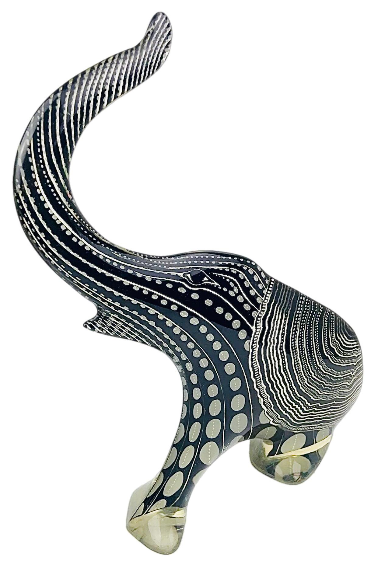 Rara Escultura de elefante grande de lucita, con trompa hacia arriba, firmada por el modernista Abraham Palatnik 

Detalle y diseño extraordinarios 

Medidas 
9,5