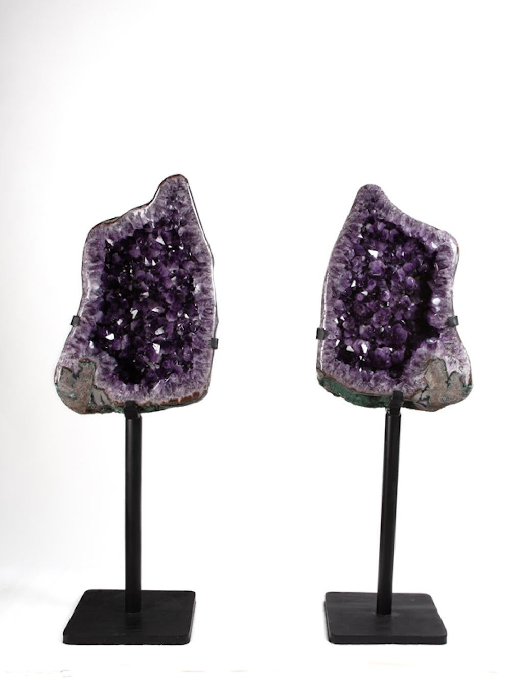240kg (106kg und 101kg sind die Stücke ohne die Ständer.). 

Amethyst ist ein Quarz, der Spuren von Manganoxid enthält, die für die violette Farbe verantwortlich sind. Amethyst ist in der Regel in Hohlräumen von Vulkangestein zu finden und kommt