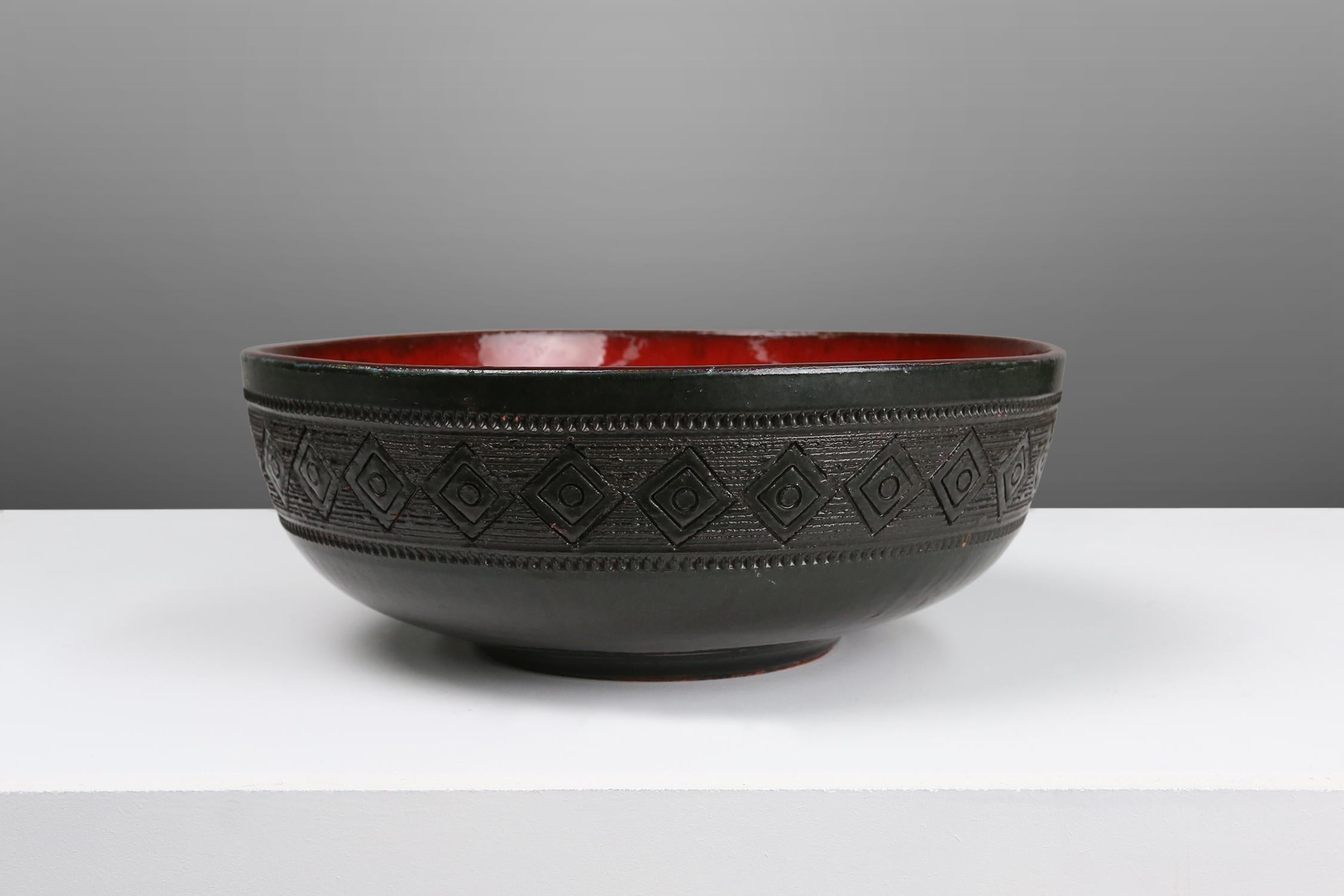 Bowl made by Rogier Vandeweghe for Amphora.
Has a amazing red glaze and are highly decorative. The outside is dark green.