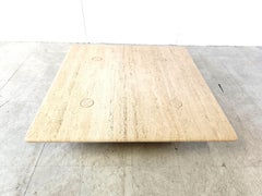 Mesa baja de travertino XL Angelo Mangiarotti para Up&Up, Italia