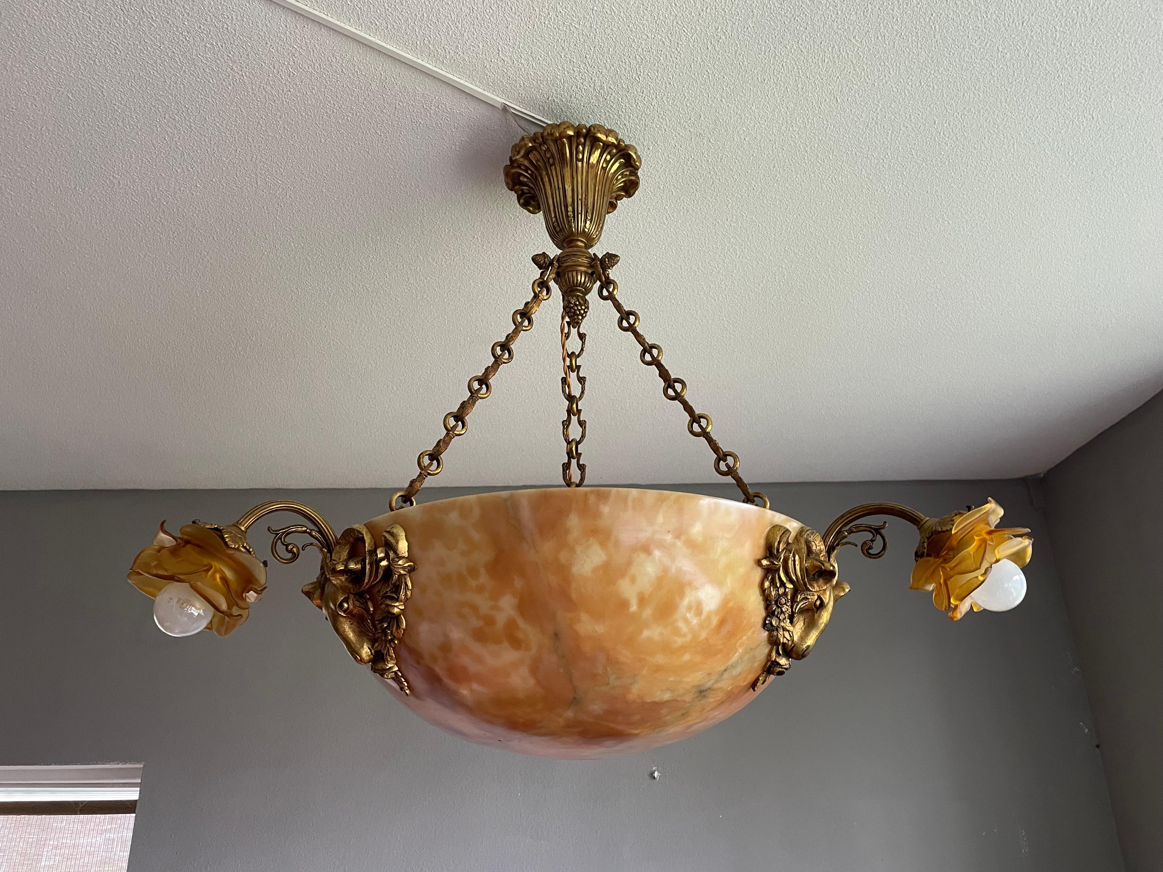 Majestic antique pendant with a stunning, 20 inch alabaster shade and two sets of glass shades.

Thanks to its unique design, its impressive size and its truly excellent condition this six-light alabaster chandelier will light up both your days and