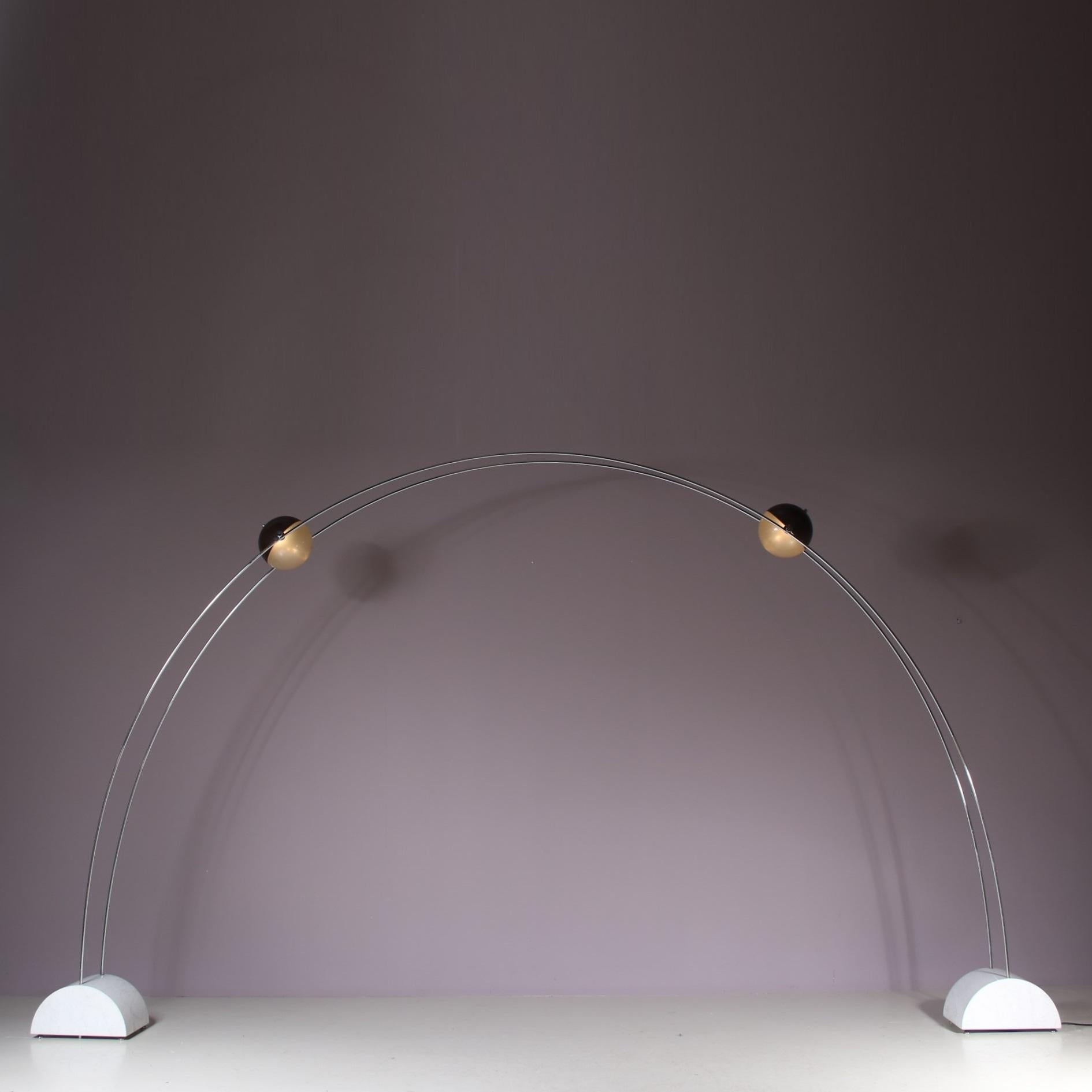 Une grande lampe à arc très impressionnante, conçue par Gianni Gamberini & Studio A.R.D.I.T.I et fabriquée par Sormani en Italie vers 1970.

Whiting en forme de grand arc de deux fines barres tubulaires en métal chromé maintenues par les pieds en