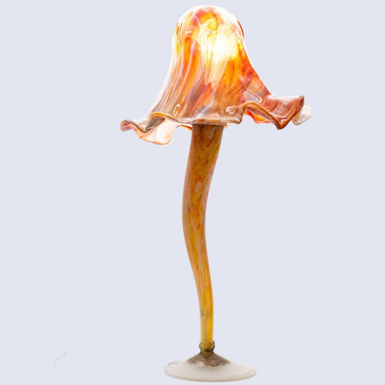 Esta exquisita lámpara de estilo Art Nouveau con forma de seta al estilo de Murano, es una pieza declarada en cualquier habitación.

El vidrio tiene varias capas y está decorado con motivos naranjas, marrones, blancos y grises.

Dimensiones:
Altura: