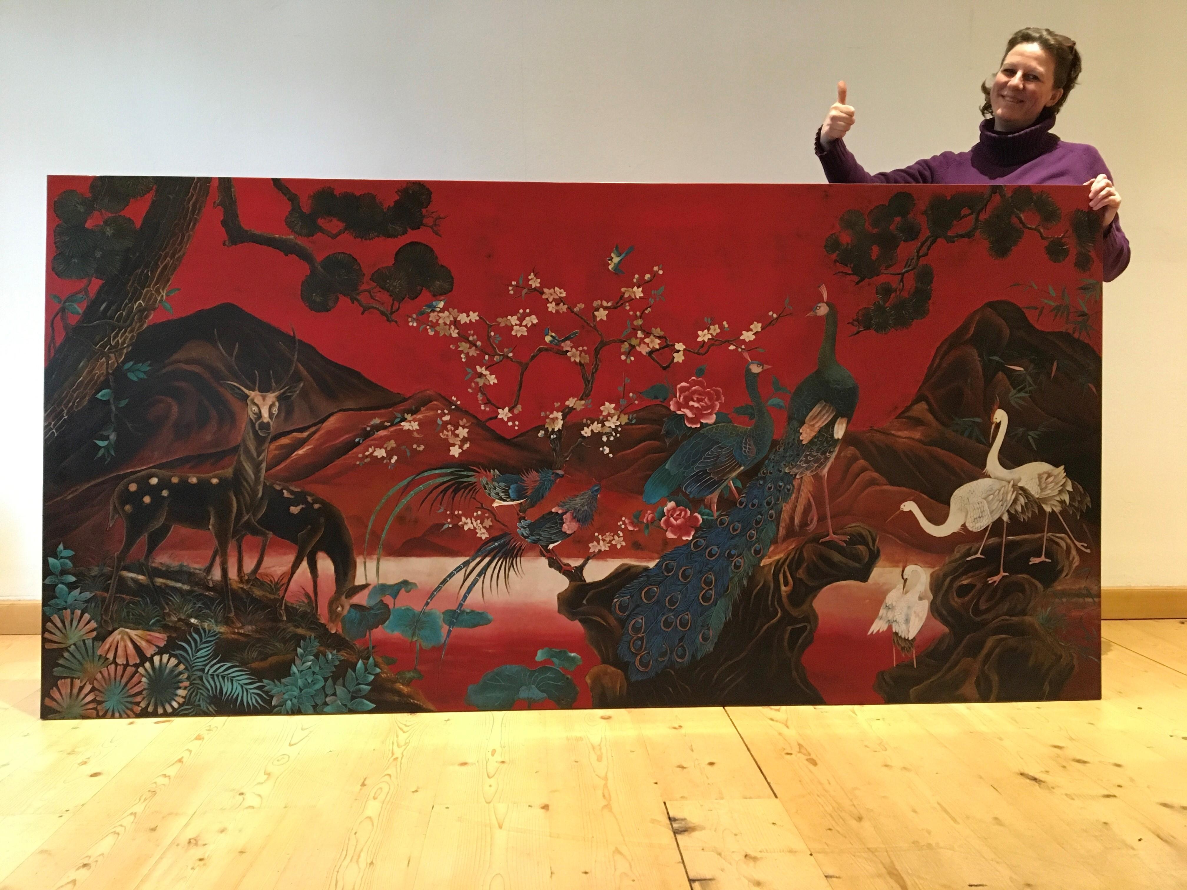 Atemberaubende XL-asiatische Wandtafel mit vielen Vögeln. 
Diese rote Kunsttafel zeigt eine schöne Landschaft mit Hirschen, Vögeln des Paradieses, Pfauen, Kranichen , Bäumen und Blumen. Im Hintergrund die Berge. 
Es wurde vom Künstler 1993