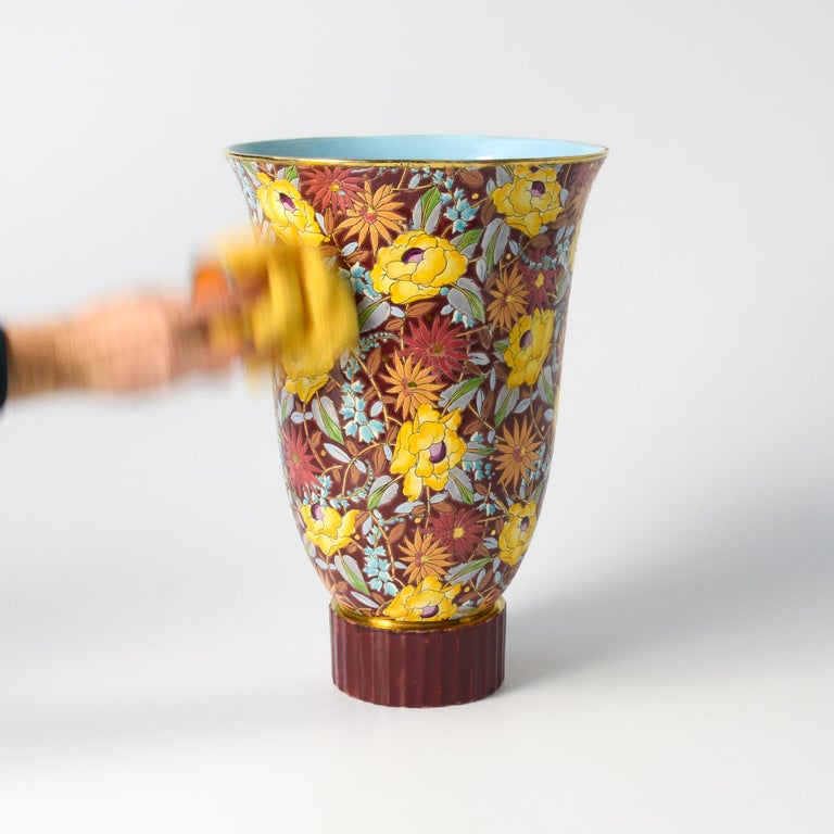 This large vase was created in the workshop of Boch Frères La Louviuère.
The decoration with flowers “Nagako” (D2938) was designed by Raymond-Henri Chevalier. He worked for Boch Frères Keramis from 1937-1954.
This vase is in very good condition.