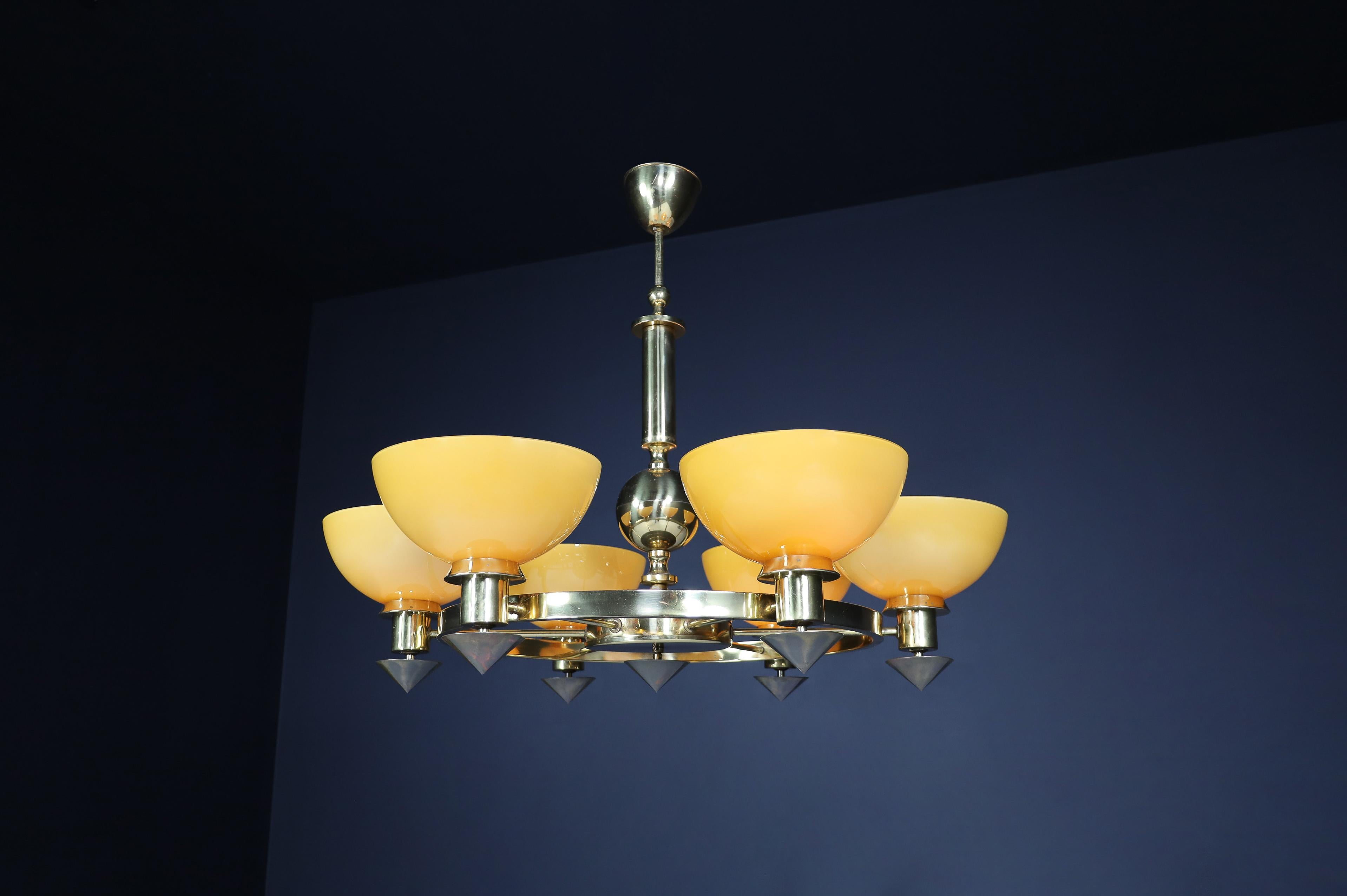 Candelabros XL de latón y cristal opalino ámbar/oro, Italia, años 70 (2 Disponibles) en venta 3