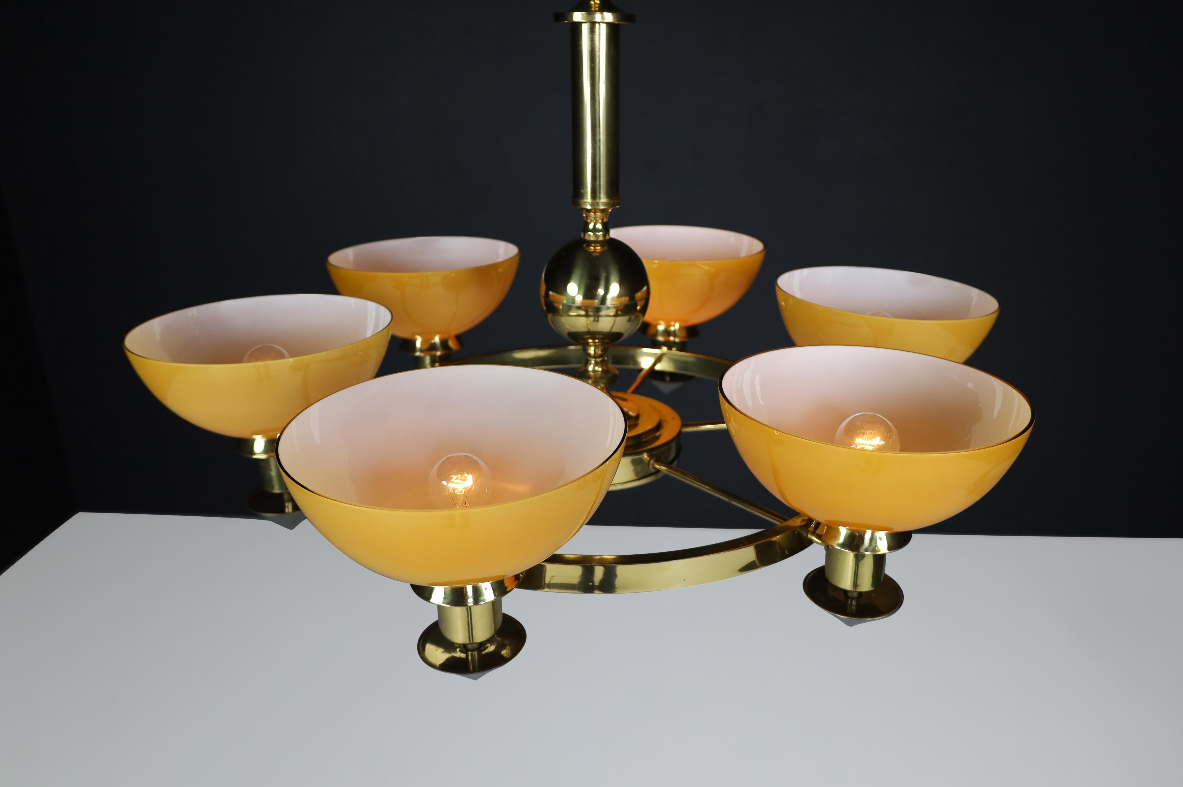 Candelabros XL de latón y cristal opalino ámbar/oro, Italia, años 70 (2 Disponibles) en venta 4