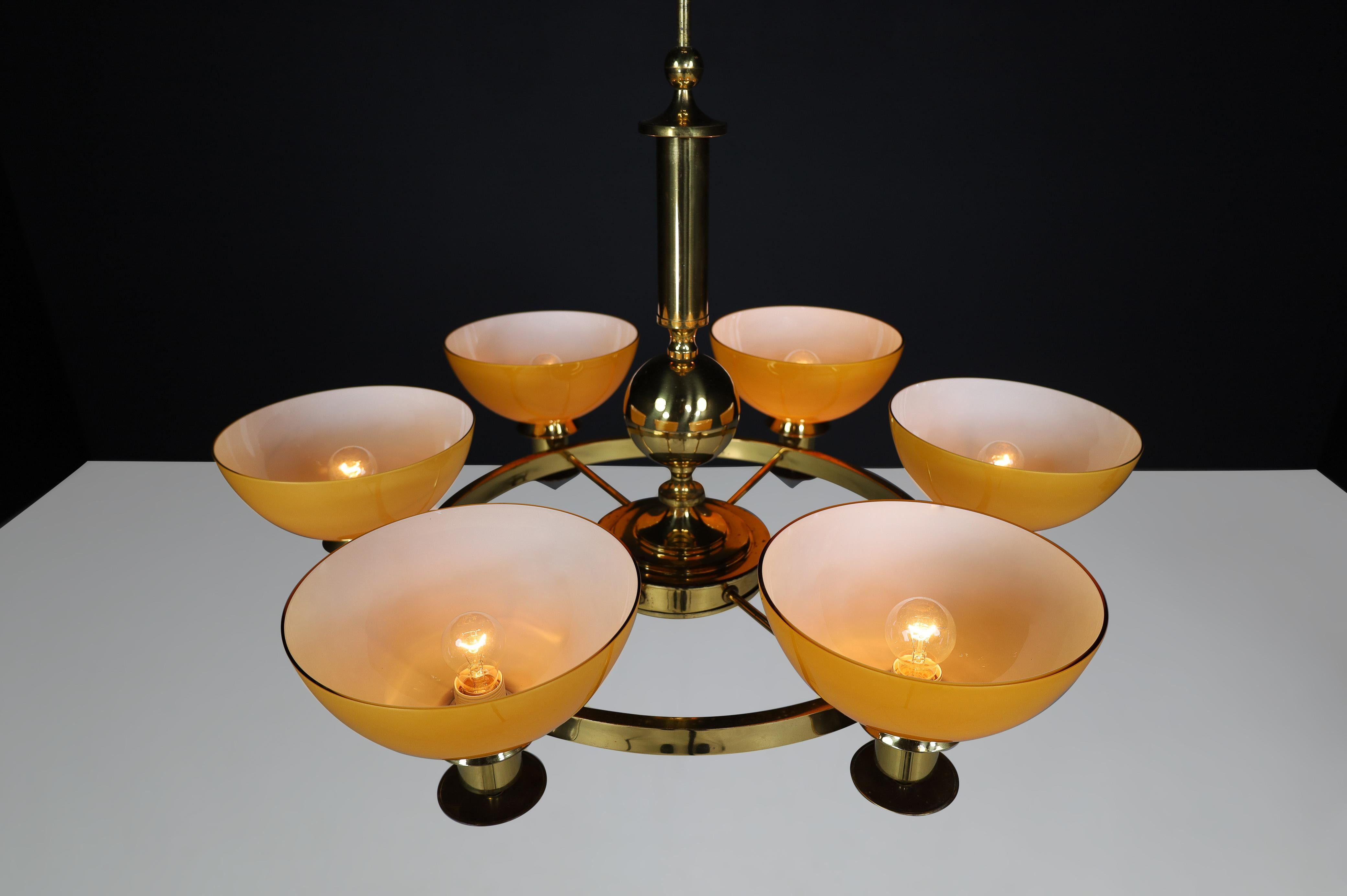 Candelabros XL de latón y cristal opalino ámbar/oro, Italia, años 70 (2 Disponibles) en venta 5