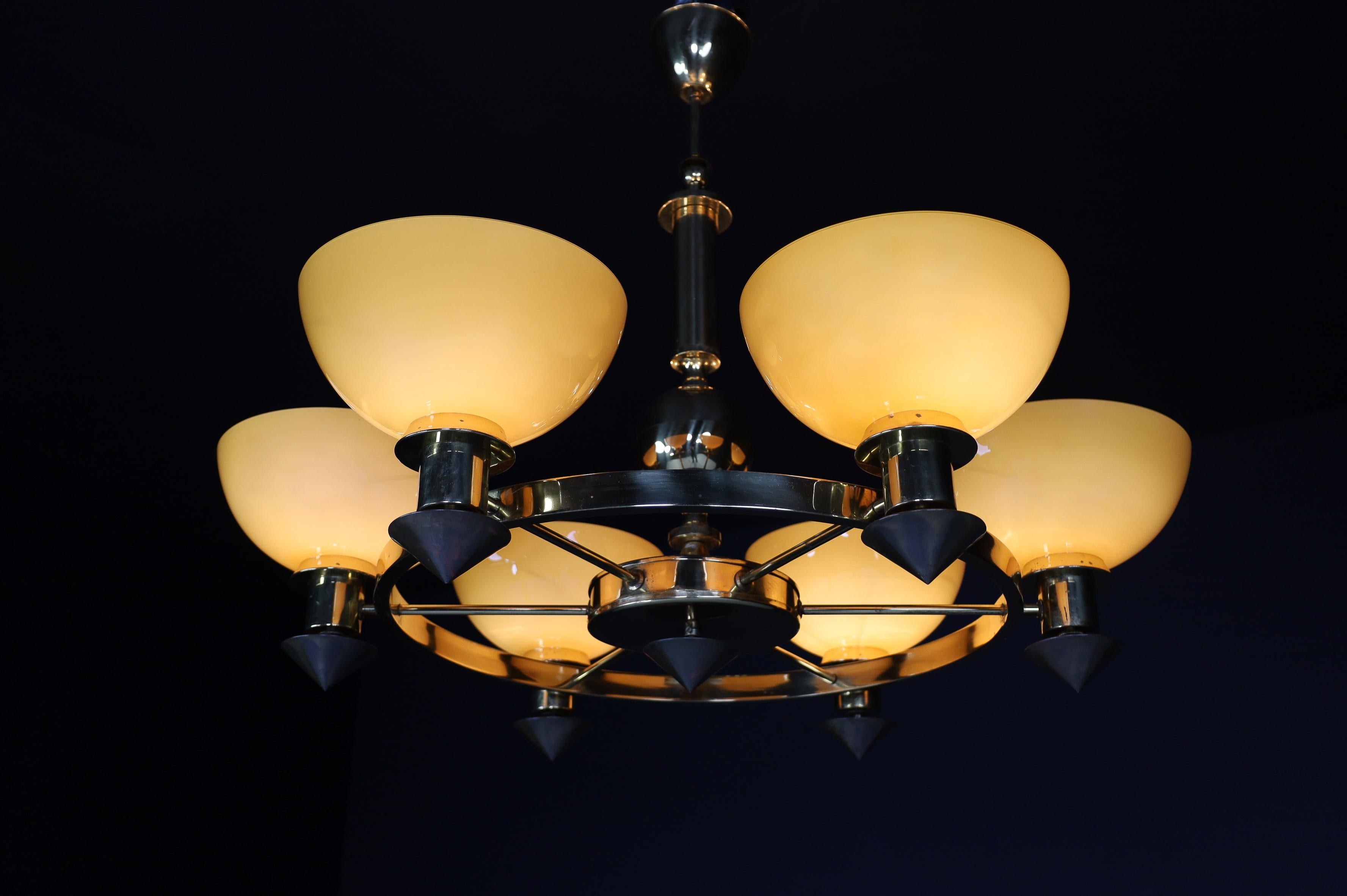 Candelabros XL de latón y cristal opalino ámbar/oro, Italia, años 70 (2 Disponibles) en venta 7