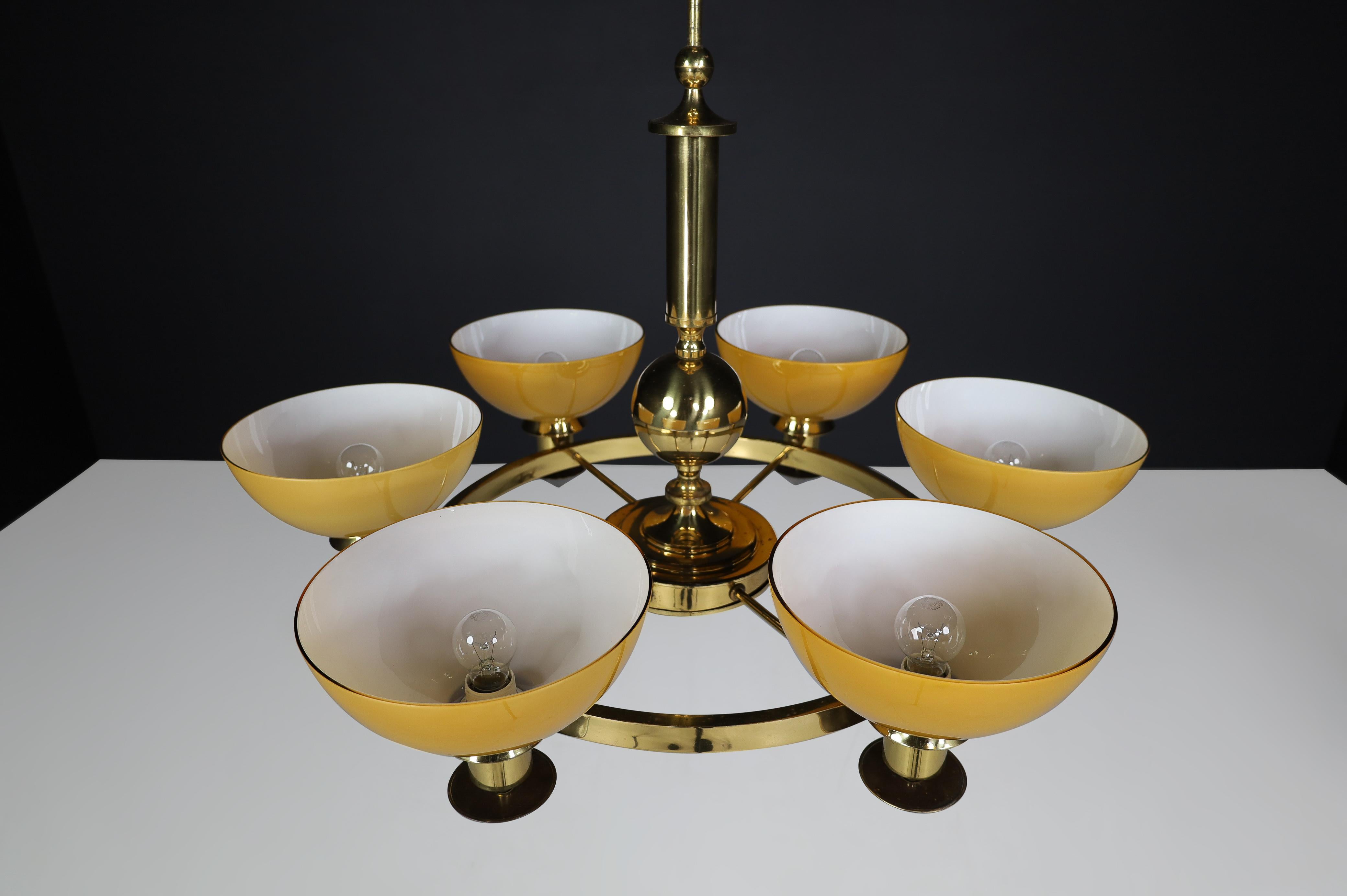 Candelabros XL de latón y cristal opalino ámbar/oro, Italia, años 70 (2 Disponibles) en venta 8