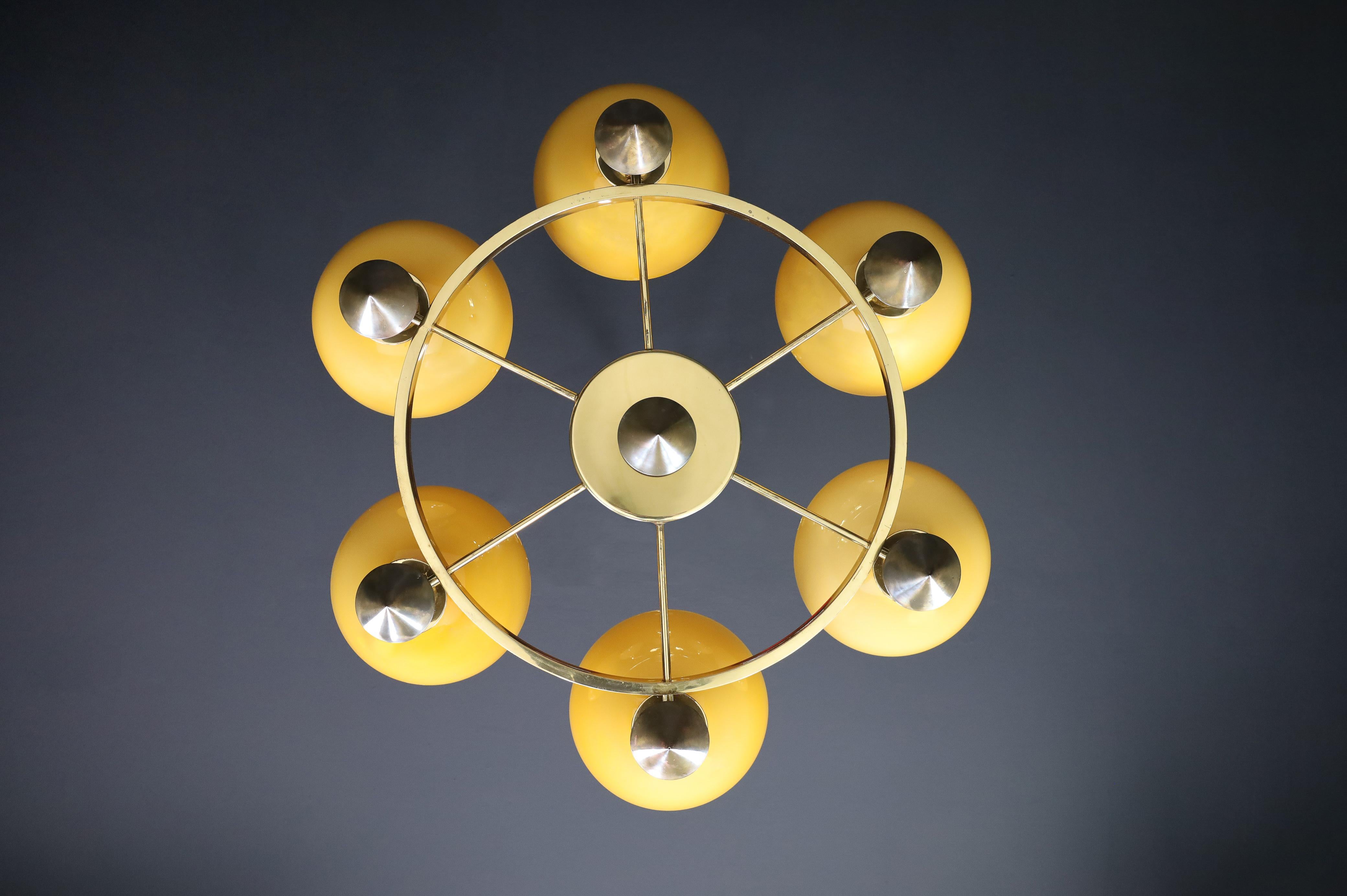 Candelabros XL de latón y cristal opalino ámbar/oro, Italia, años 70 (2 Disponibles) en venta 9