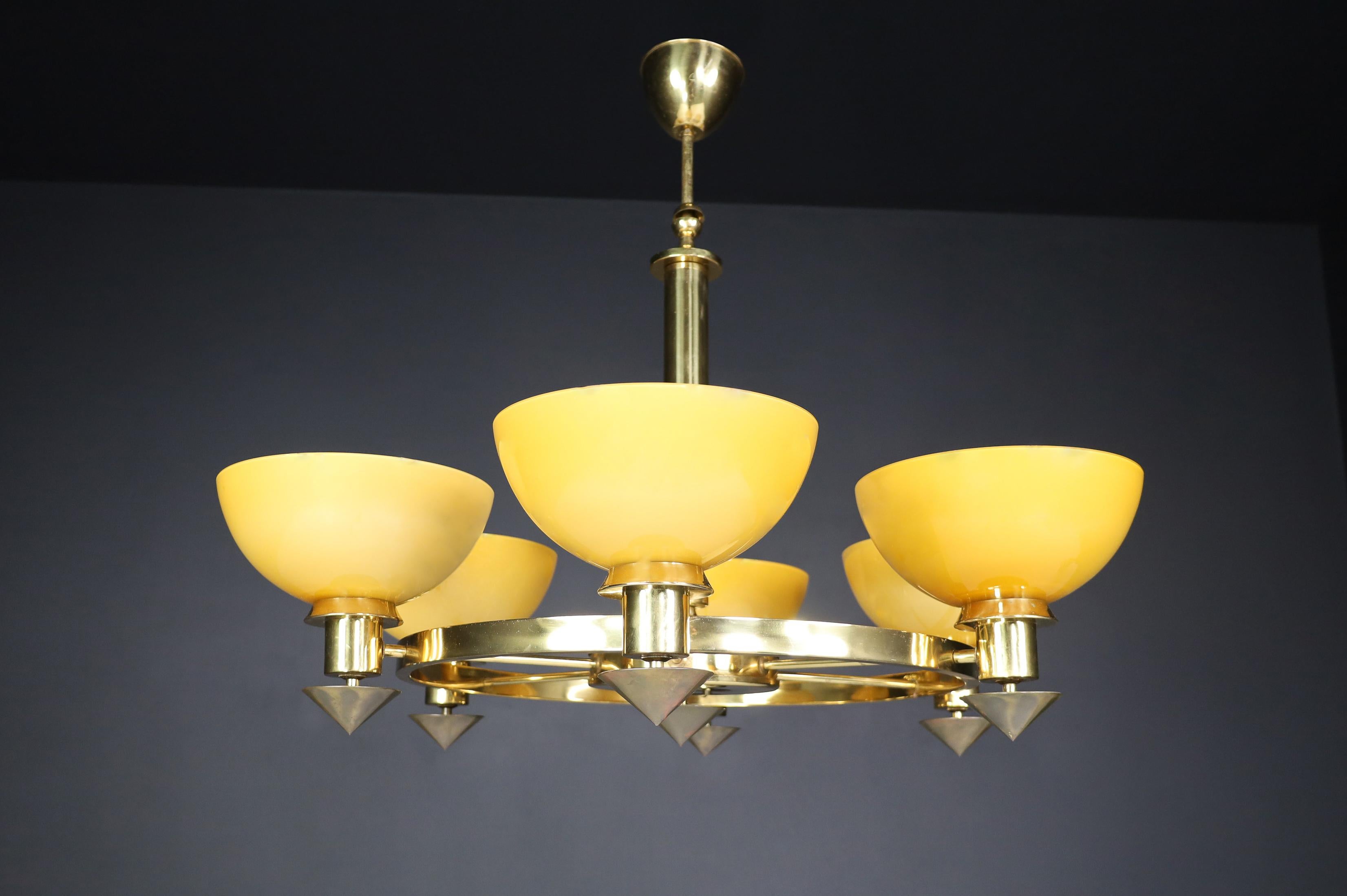 Candelabros XL de latón y cristal opalino ámbar/oro, Italia, años 70 (2 Disponibles) en venta 10