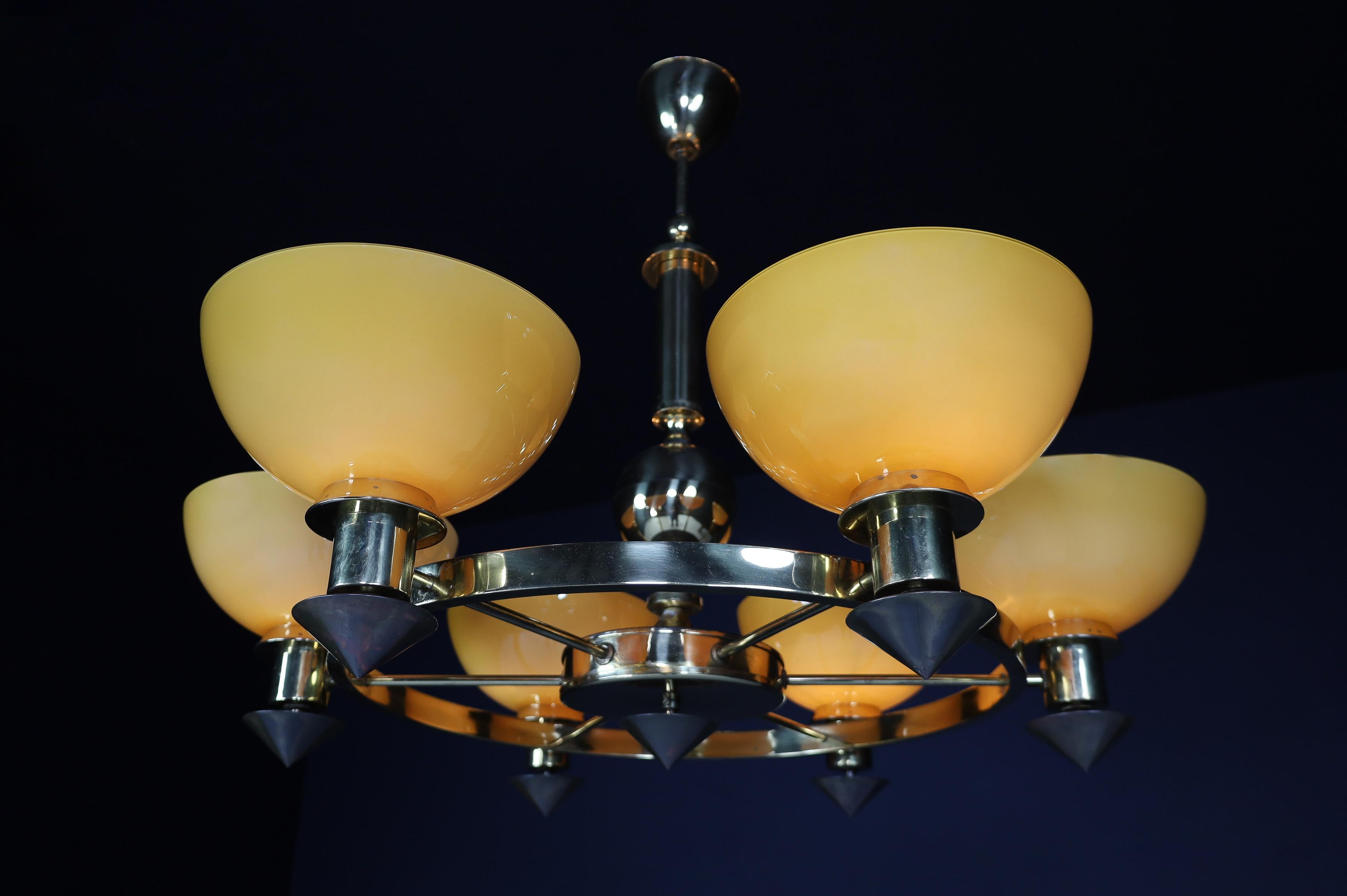 Candelabros XL de latón y cristal opalino ámbar/oro, Italia, años 70 (2 Disponibles) Moderno de mediados de siglo en venta