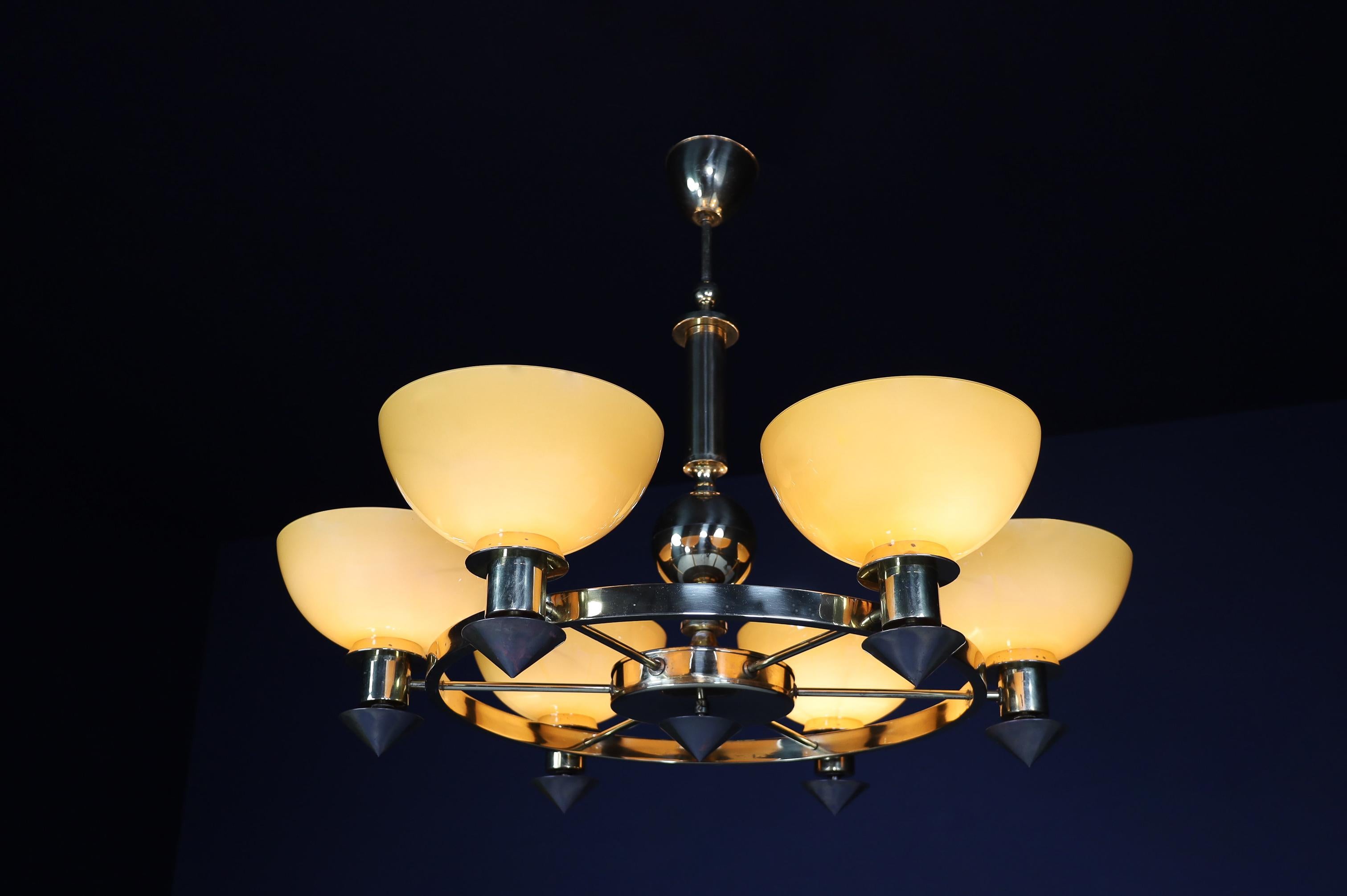 Candelabros XL de latón y cristal opalino ámbar/oro, Italia, años 70 (2 Disponibles) Italiano en venta