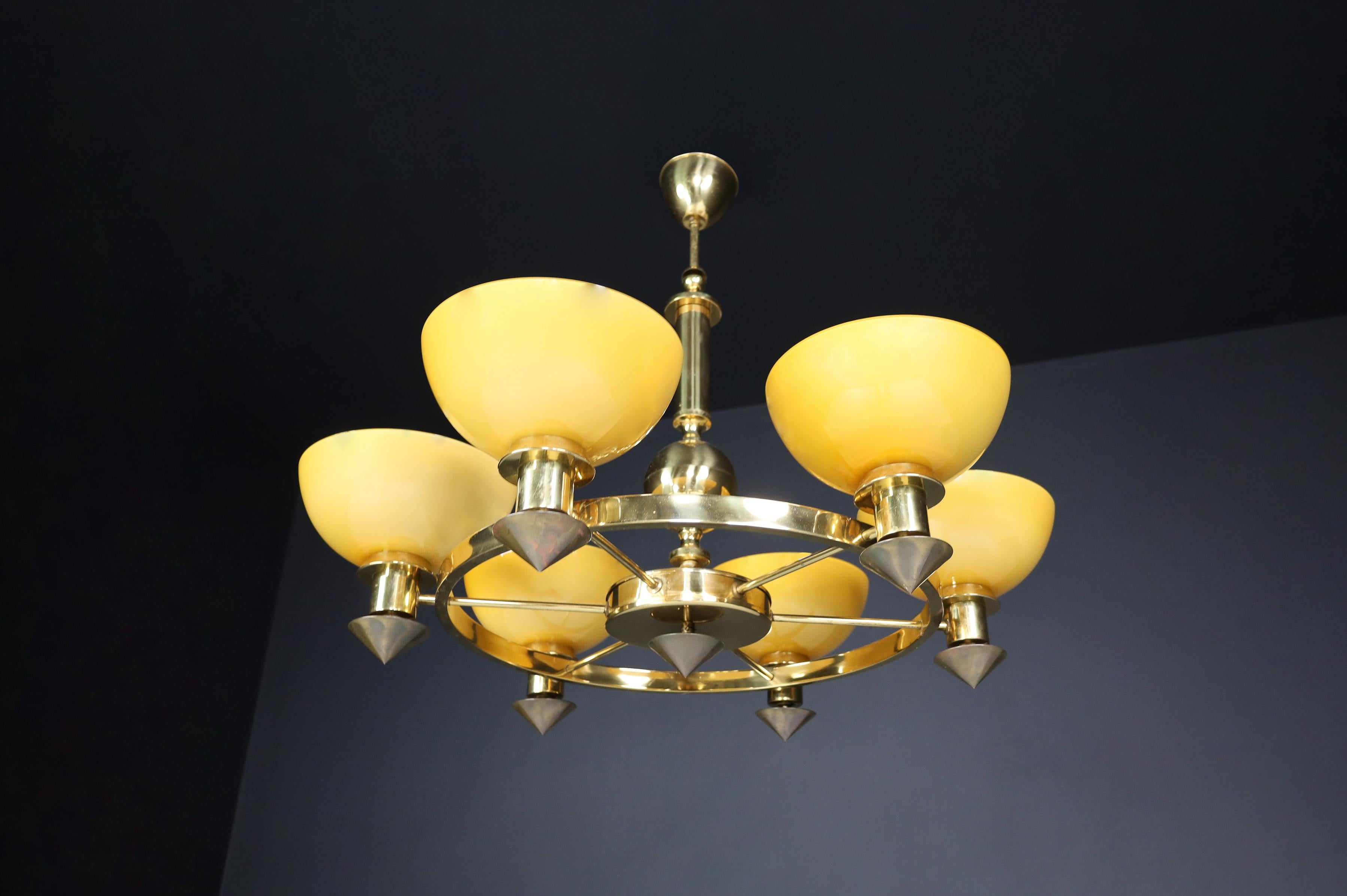 Candelabros XL de latón y cristal opalino ámbar/oro, Italia, años 70 (2 Disponibles) en Bueno estado para la venta en Almelo, NL