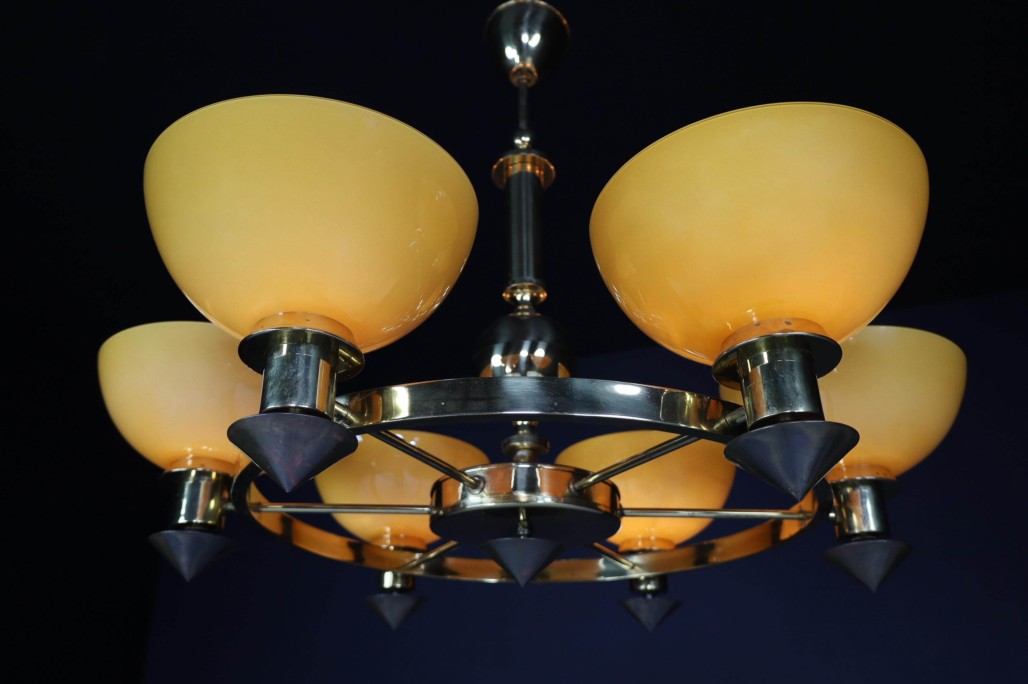 Candelabros XL de latón y cristal opalino ámbar/oro, Italia, años 70 (2 Disponibles) finales del siglo XX en venta