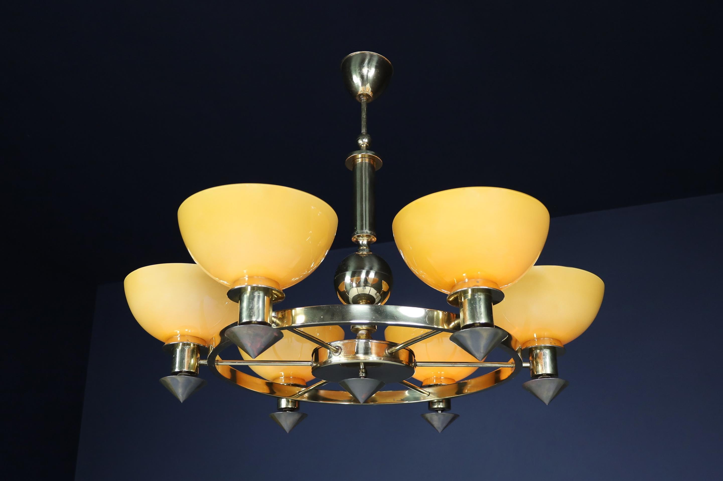 Candelabros XL de latón y cristal opalino ámbar/oro, Italia, años 70 (2 Disponibles) Latón en venta